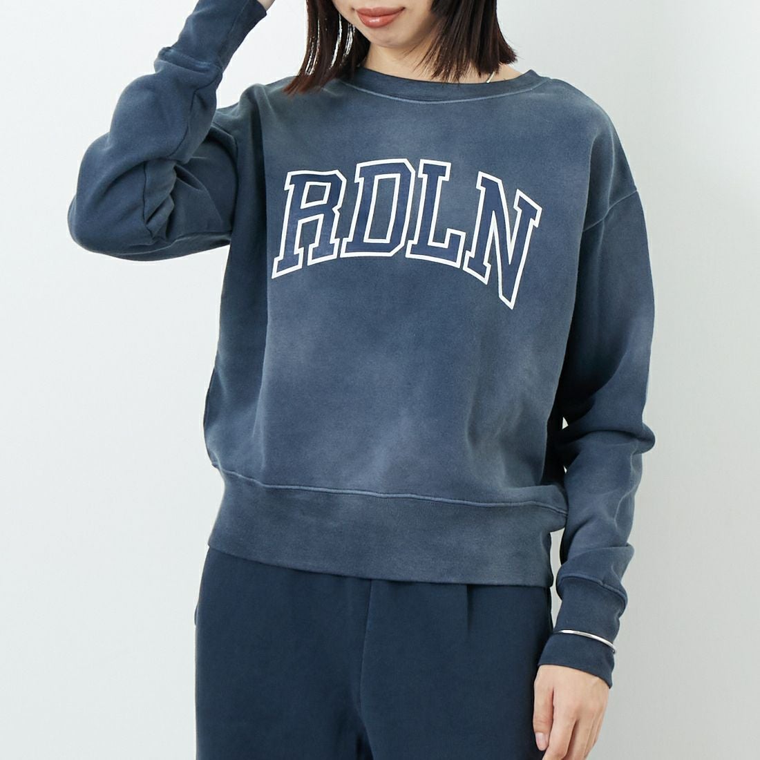 RhodolirioN [ロドリリオン] ロゴタイプクルーネックスウェット [RV1068] B NAVY &&モデル身長：162cm 着用サイズ：1&&
