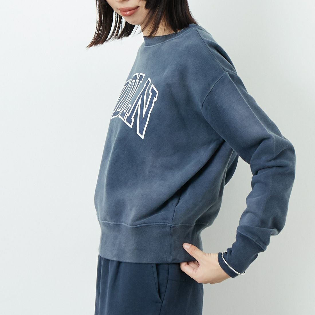 RhodolirioN [ロドリリオン] ロゴタイプクルーネックスウェット [RV1068] B NAVY &&モデル身長：162cm 着用サイズ：1&&