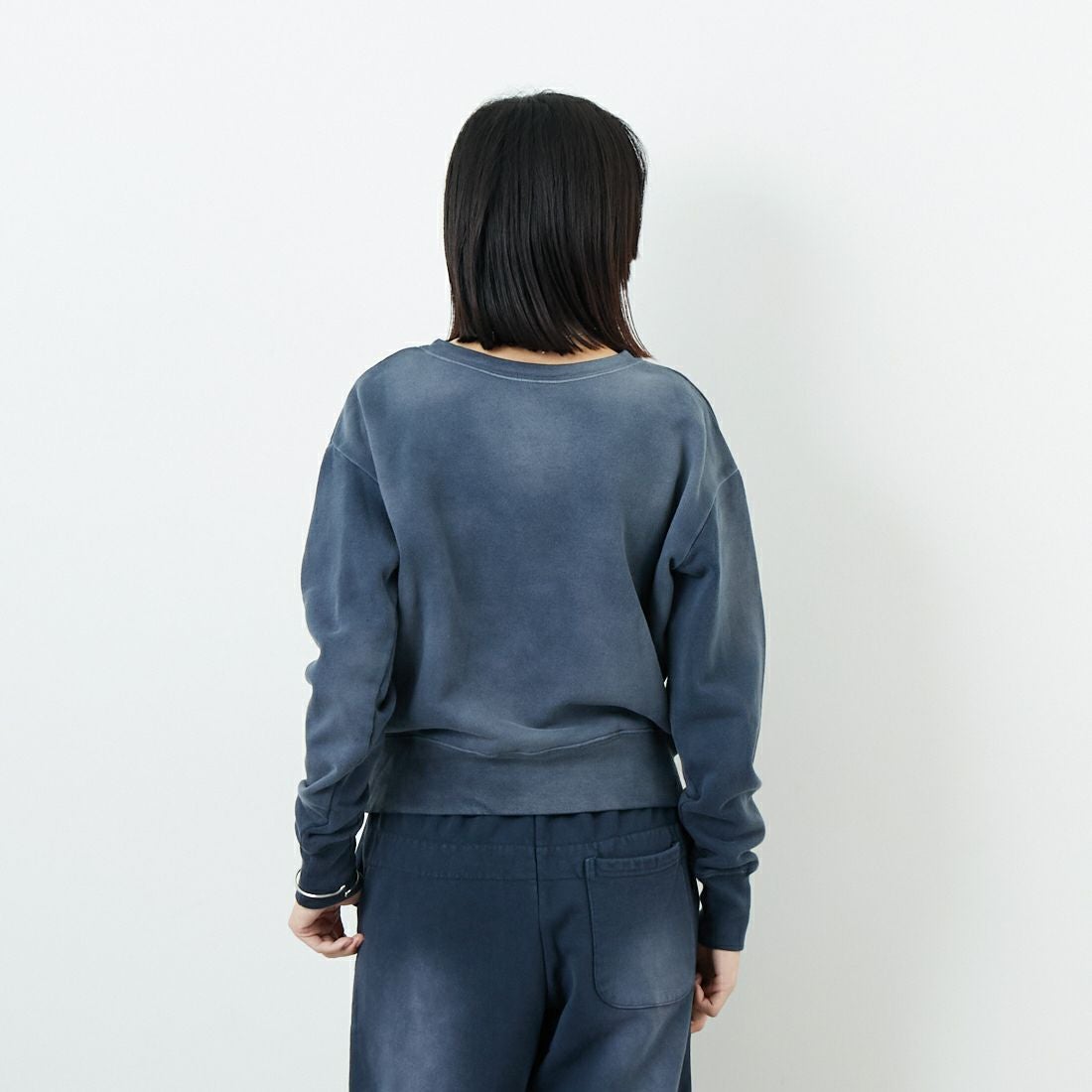 RhodolirioN [ロドリリオン] ロゴタイプクルーネックスウェット [RV1068] B NAVY &&モデル身長：162cm 着用サイズ：1&&