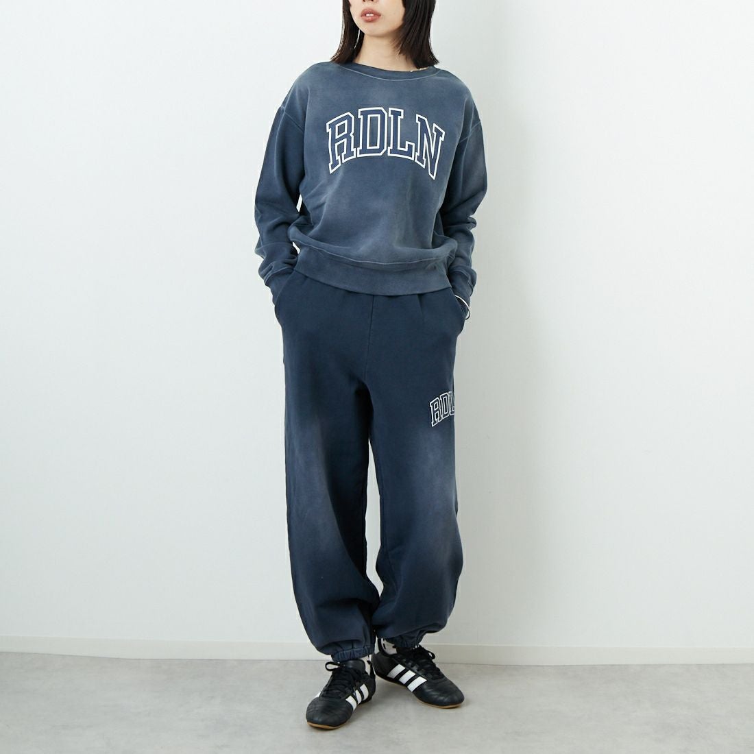 RhodolirioN [ロドリリオン] ロゴタイプクルーネックスウェット [RV1068] B NAVY &&モデル身長：162cm 着用サイズ：1&&