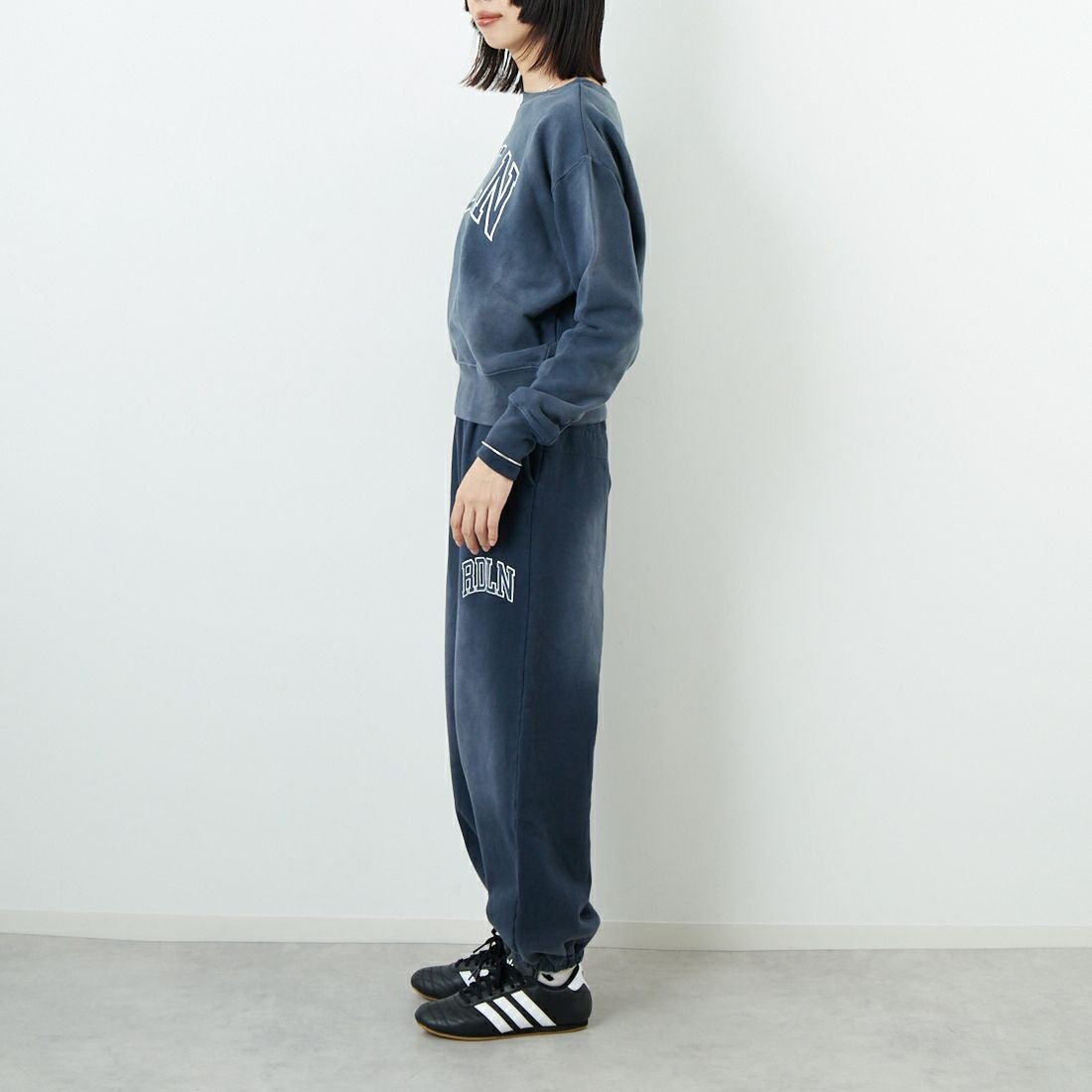 RhodolirioN [ロドリリオン] ロゴタイプクルーネックスウェット [RV1068] B NAVY &&モデル身長：162cm 着用サイズ：1&&