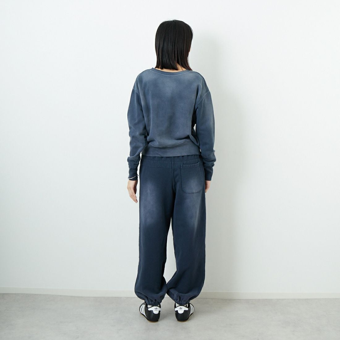 RhodolirioN [ロドリリオン] ロゴタイプクルーネックスウェット [RV1068] B NAVY &&モデル身長：162cm 着用サイズ：1&&