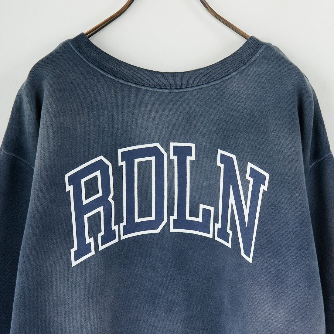 RhodolirioN [ロドリリオン] ロゴタイプクルーネックスウェット [RV1068] B NAVY
