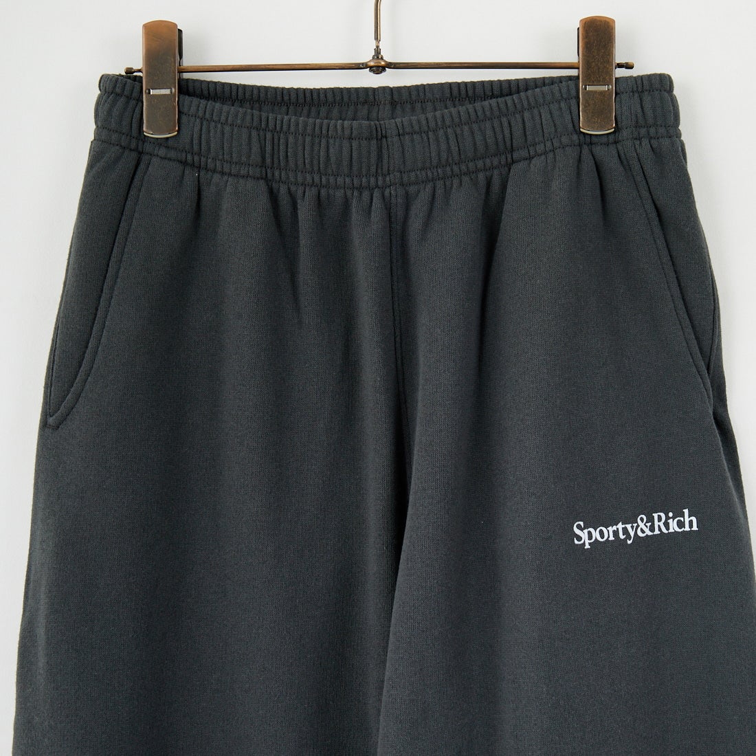 Sporty&Rich [スポーティアンドリッチ] セリフロゴ ソフトスウェットパンツ [PA050625300-BA02] FADED BLAC