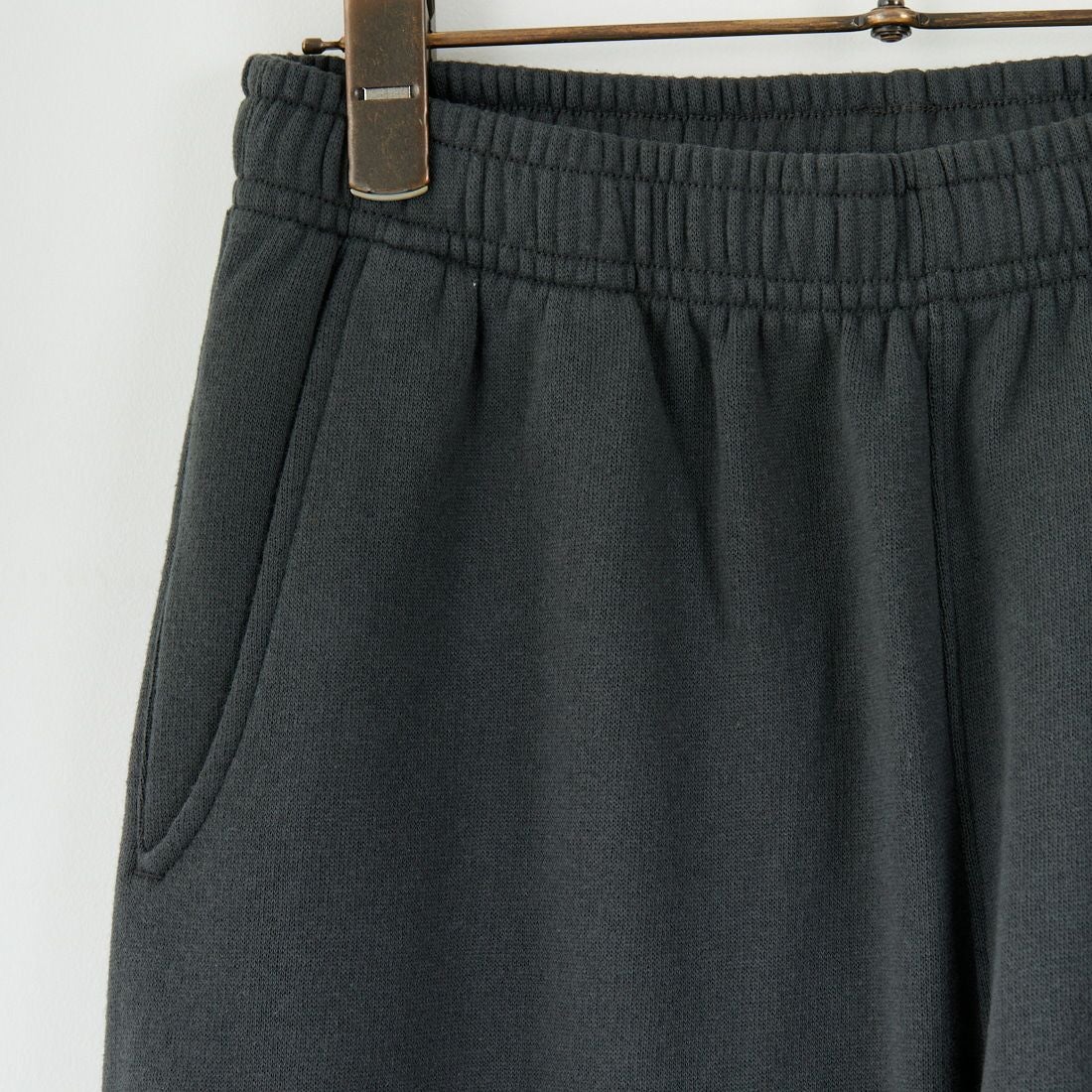 Sporty&Rich [スポーティアンドリッチ] セリフロゴ ソフトスウェットパンツ [PA050625300-BA02] FADED BLAC