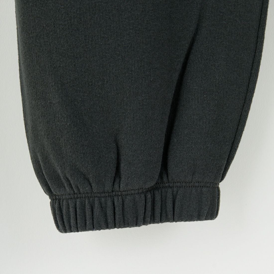 Sporty&Rich [スポーティアンドリッチ] セリフロゴ ソフトスウェットパンツ [PA050625300-BA02] FADED BLAC