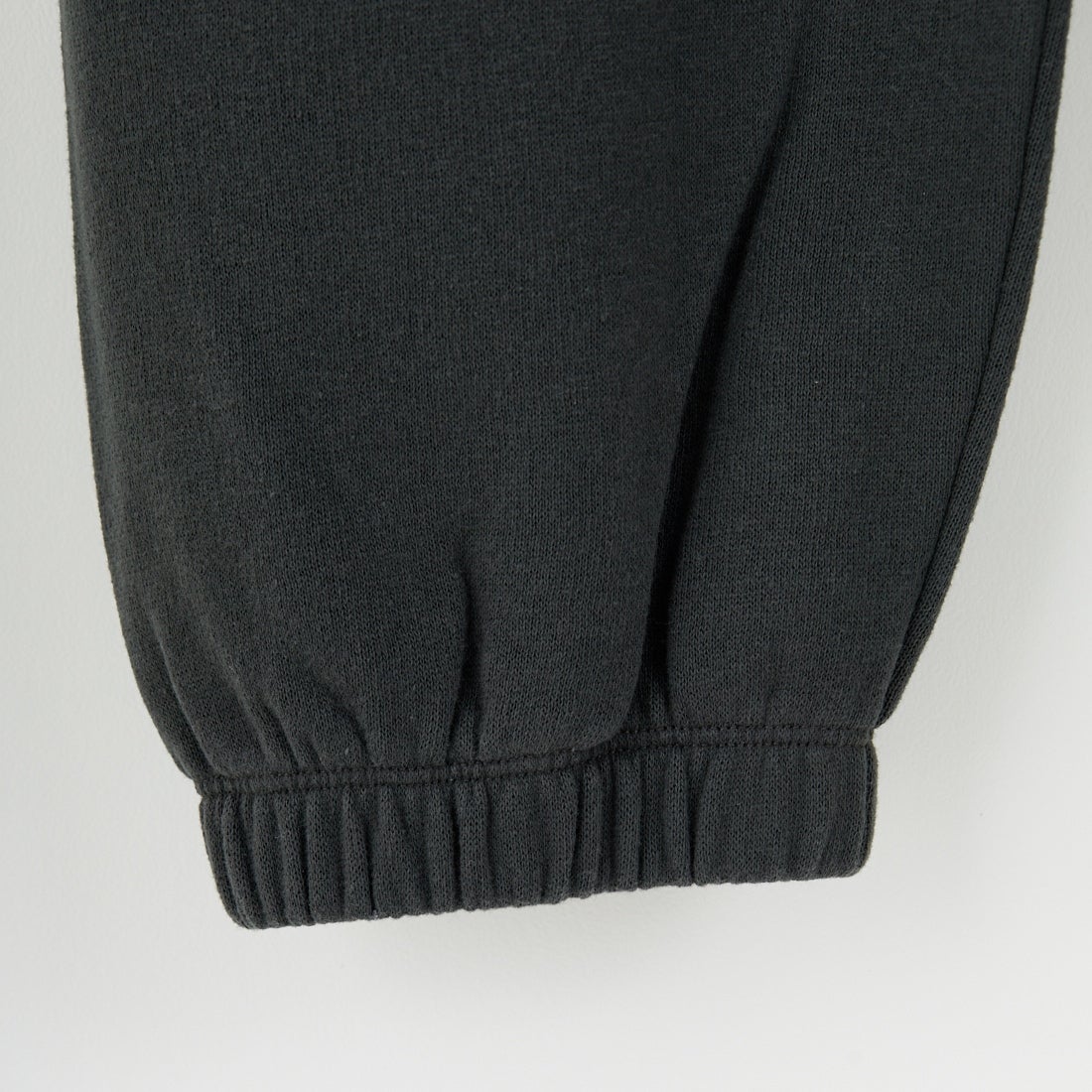Sporty&Rich [スポーティアンドリッチ] セリフロゴ ソフトスウェットパンツ [PA050625300-BA02] FADED BLAC