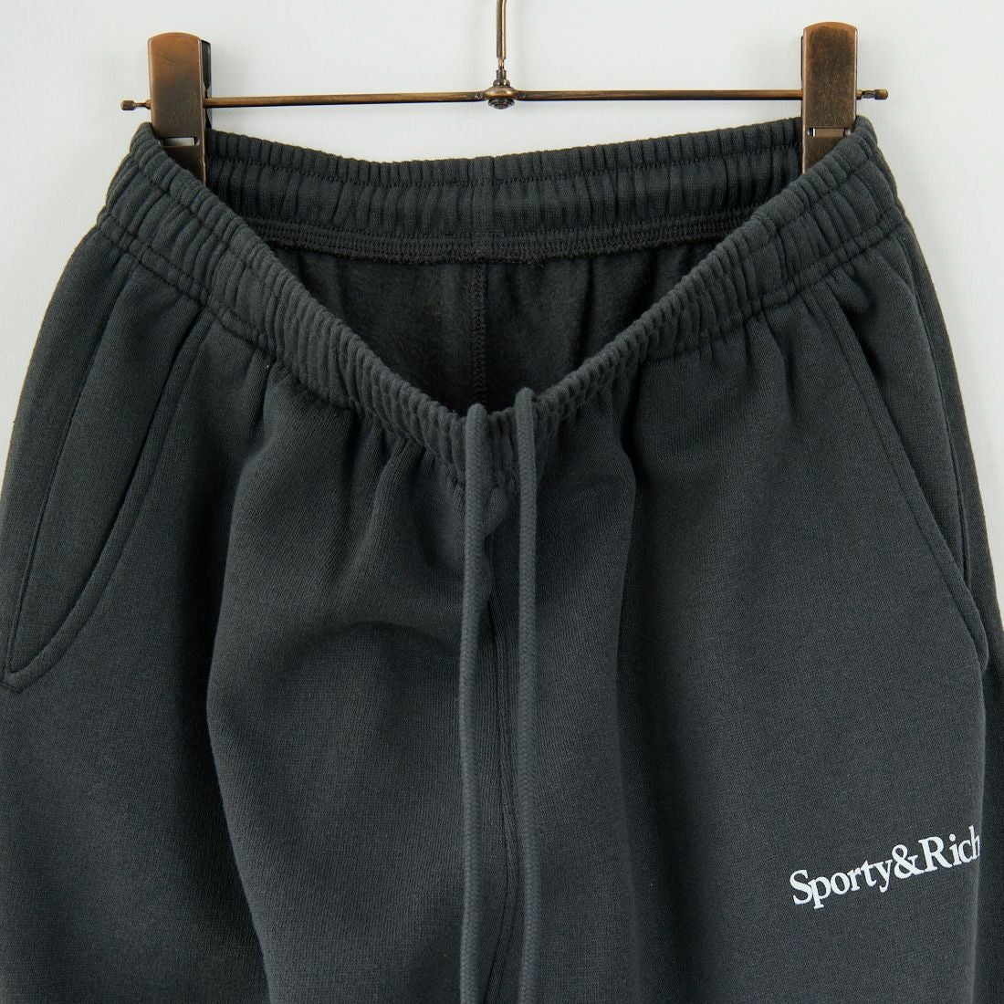 Sporty&Rich [スポーティアンドリッチ] セリフロゴ ソフトスウェットパンツ [PA050625300-BA02] FADED BLAC