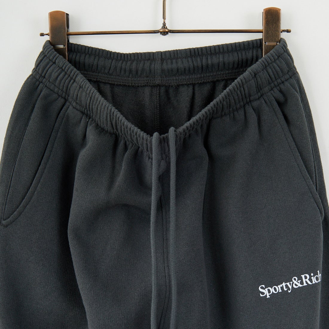 Sporty&Rich [スポーティアンドリッチ] セリフロゴ ソフトスウェットパンツ [PA050625300-BA02] FADED BLAC