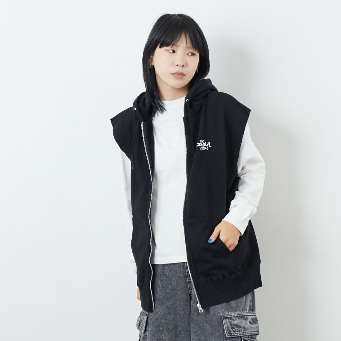 X-girl [エックスガール] ディストレス ジップアップスウェットベスト [105253021009] BLACK &&モデル身長：167cm 着用サイズ：M&&