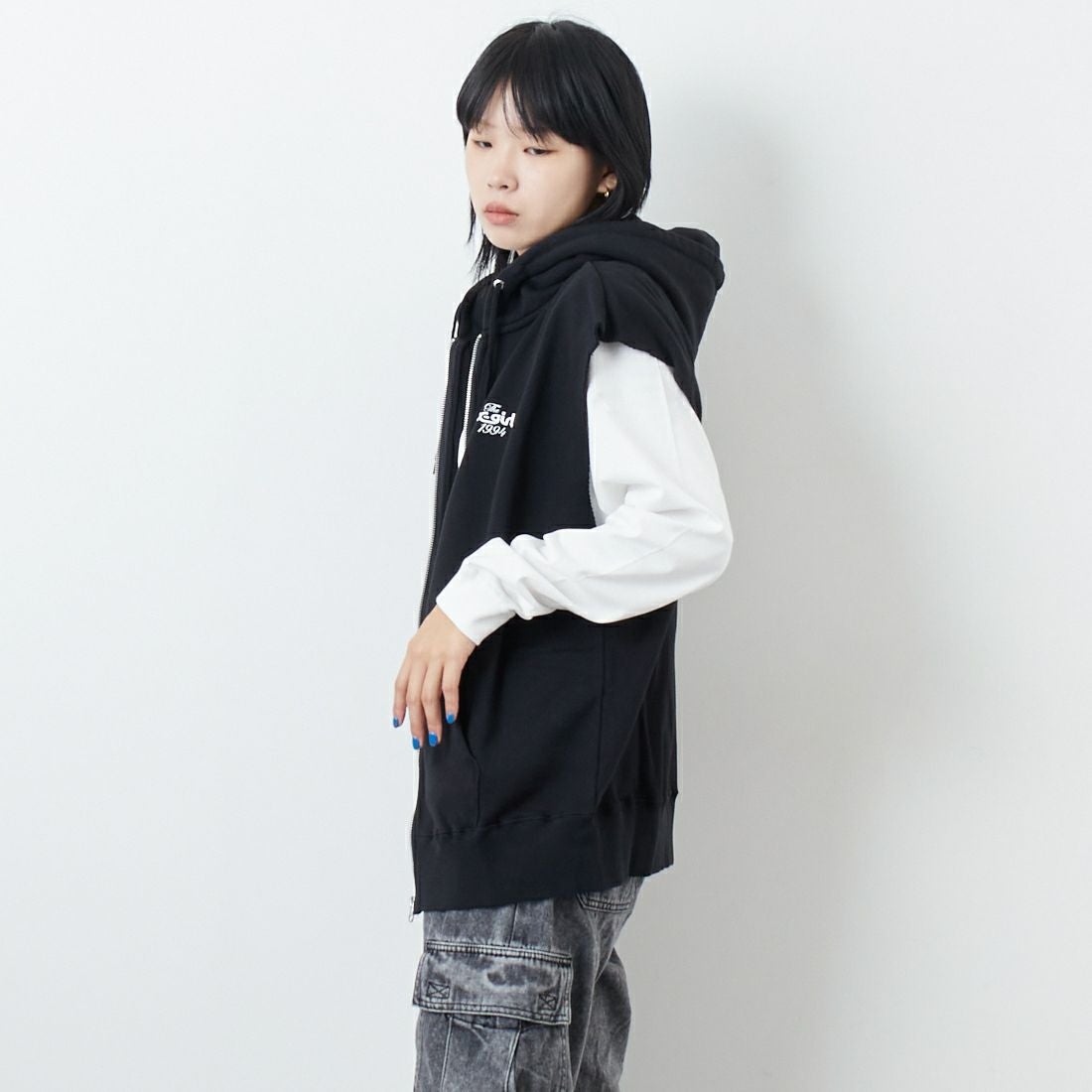 X-girl [エックスガール] ディストレス ジップアップスウェットベスト [105253021009] BLACK &&モデル身長：167cm 着用サイズ：M&&