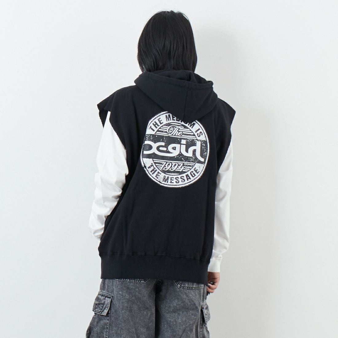 X-girl [エックスガール] ディストレス ジップアップスウェットベスト [105253021009] BLACK &&モデル身長：167cm 着用サイズ：M&&