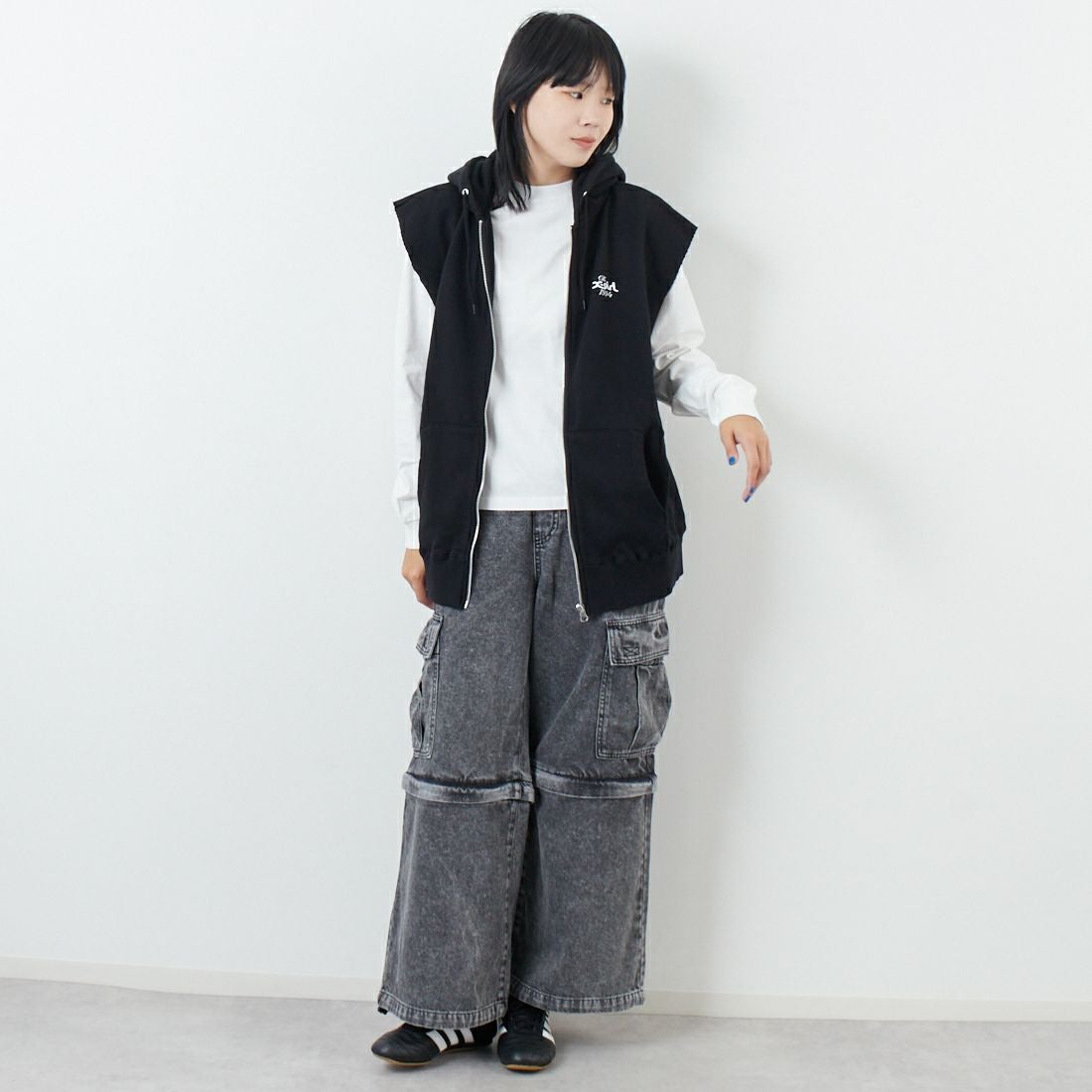 X-girl [エックスガール] ディストレス ジップアップスウェットベスト [105253021009] BLACK &&モデル身長：167cm 着用サイズ：M&&
