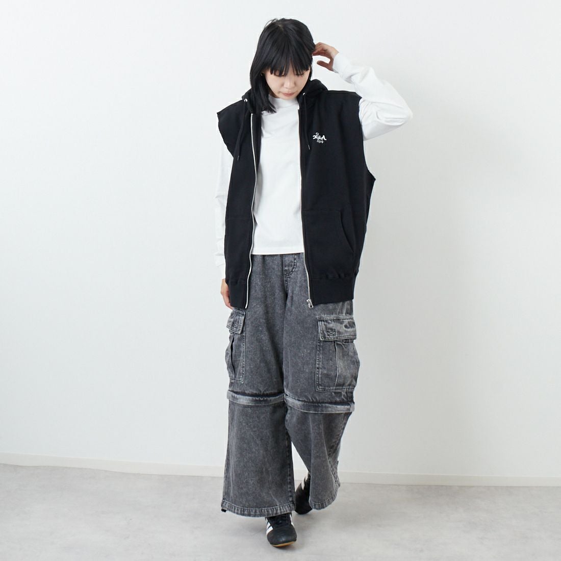 X-girl [エックスガール] ディストレス ジップアップスウェットベスト [105253021009] BLACK &&モデル身長：167cm 着用サイズ：M&&
