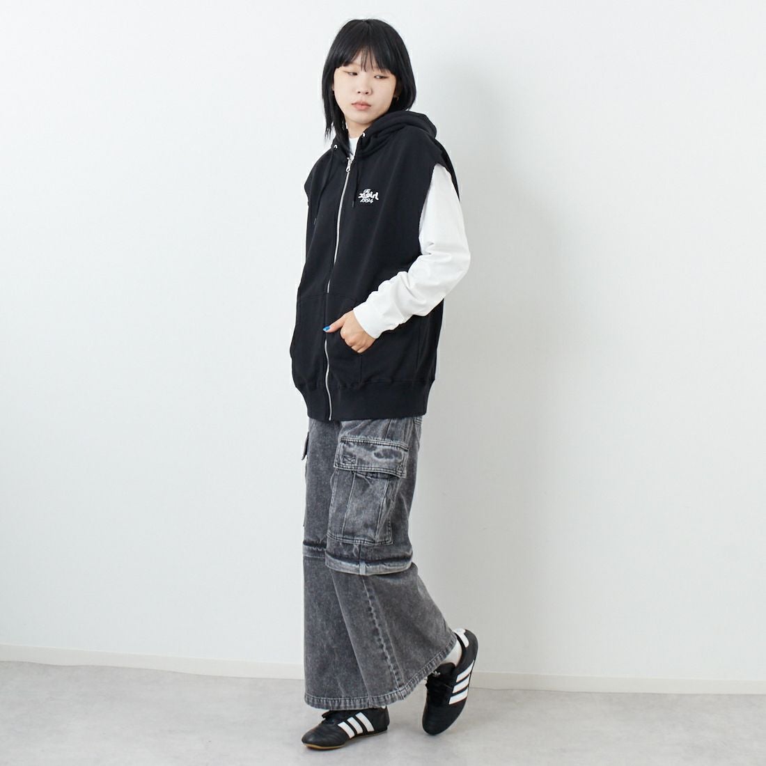 X-girl [エックスガール] ディストレス ジップアップスウェットベスト [105253021009] BLACK &&モデル身長：167cm 着用サイズ：M&&