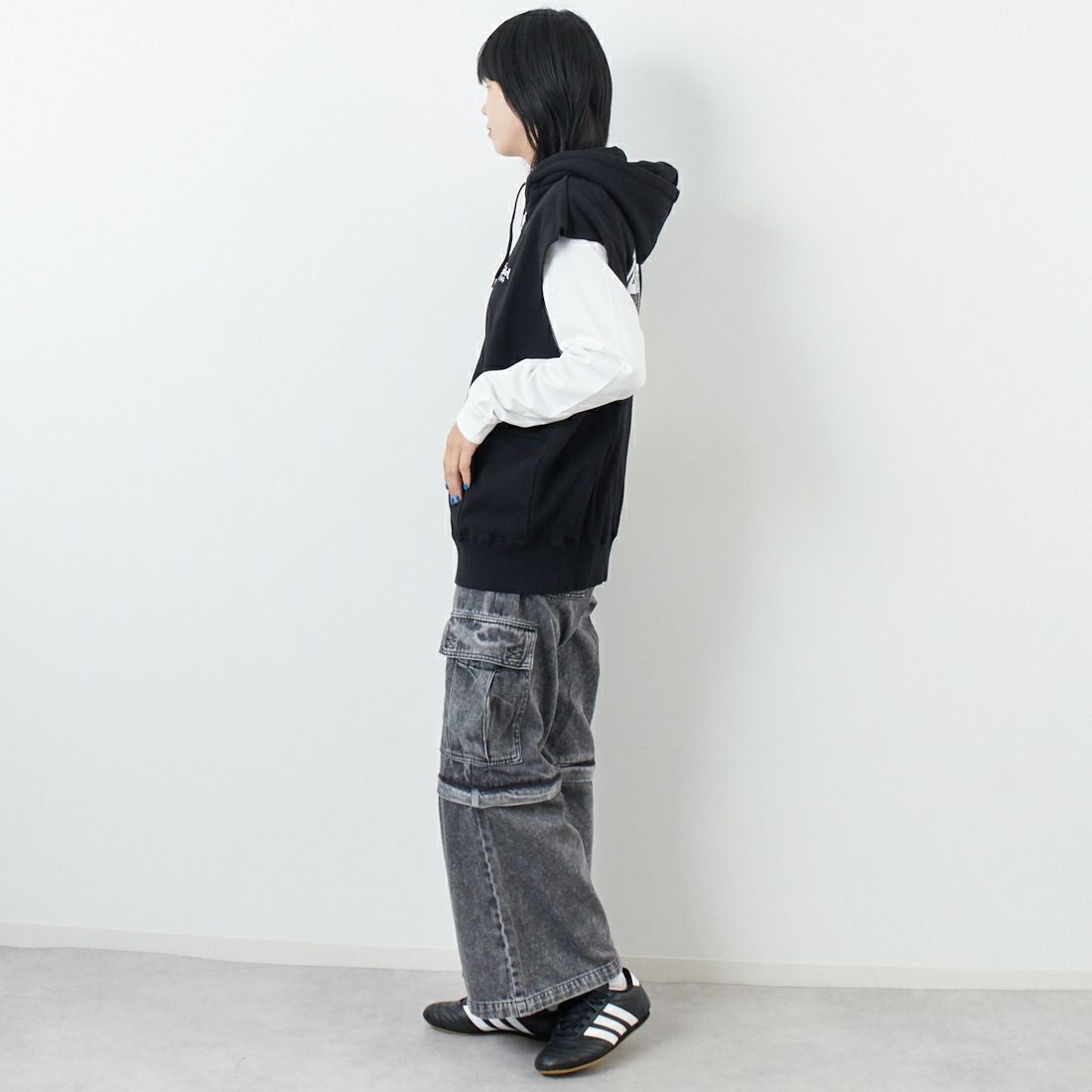 X-girl [エックスガール] ディストレス ジップアップスウェットベスト [105253021009] BLACK &&モデル身長：167cm 着用サイズ：M&&