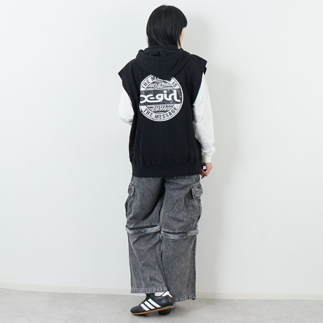 X-girl [エックスガール] ディストレス ジップアップスウェットベスト [105253021009] BLACK &&モデル身長：167cm 着用サイズ：M&&