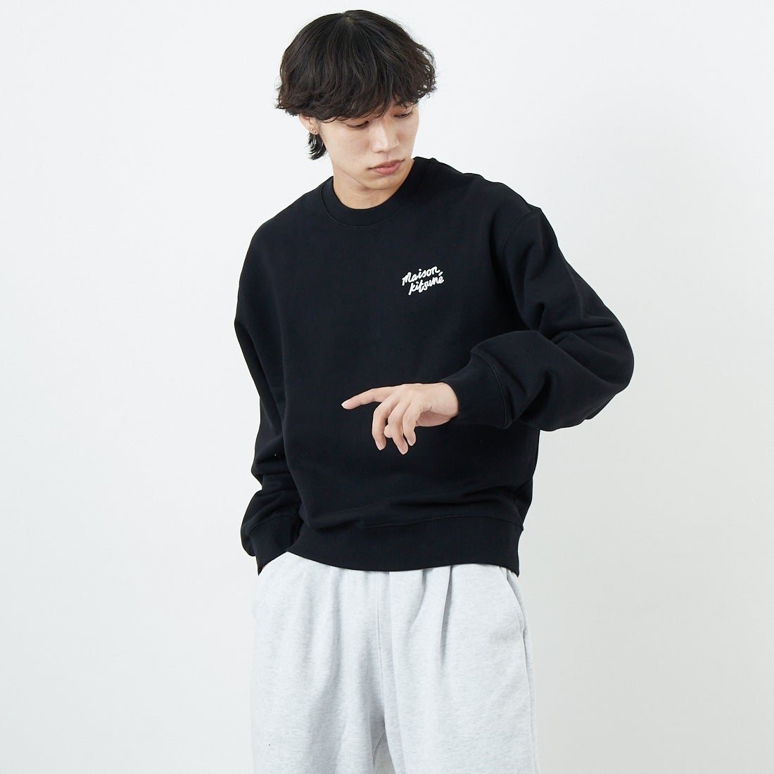 MAISON KITSUNE [メゾン キツネ] ハンドライティング コンフォートスウェット [MM00315KM0341] O197 BK/WH &&モデル身長：179cm 着用サイズ：M&&