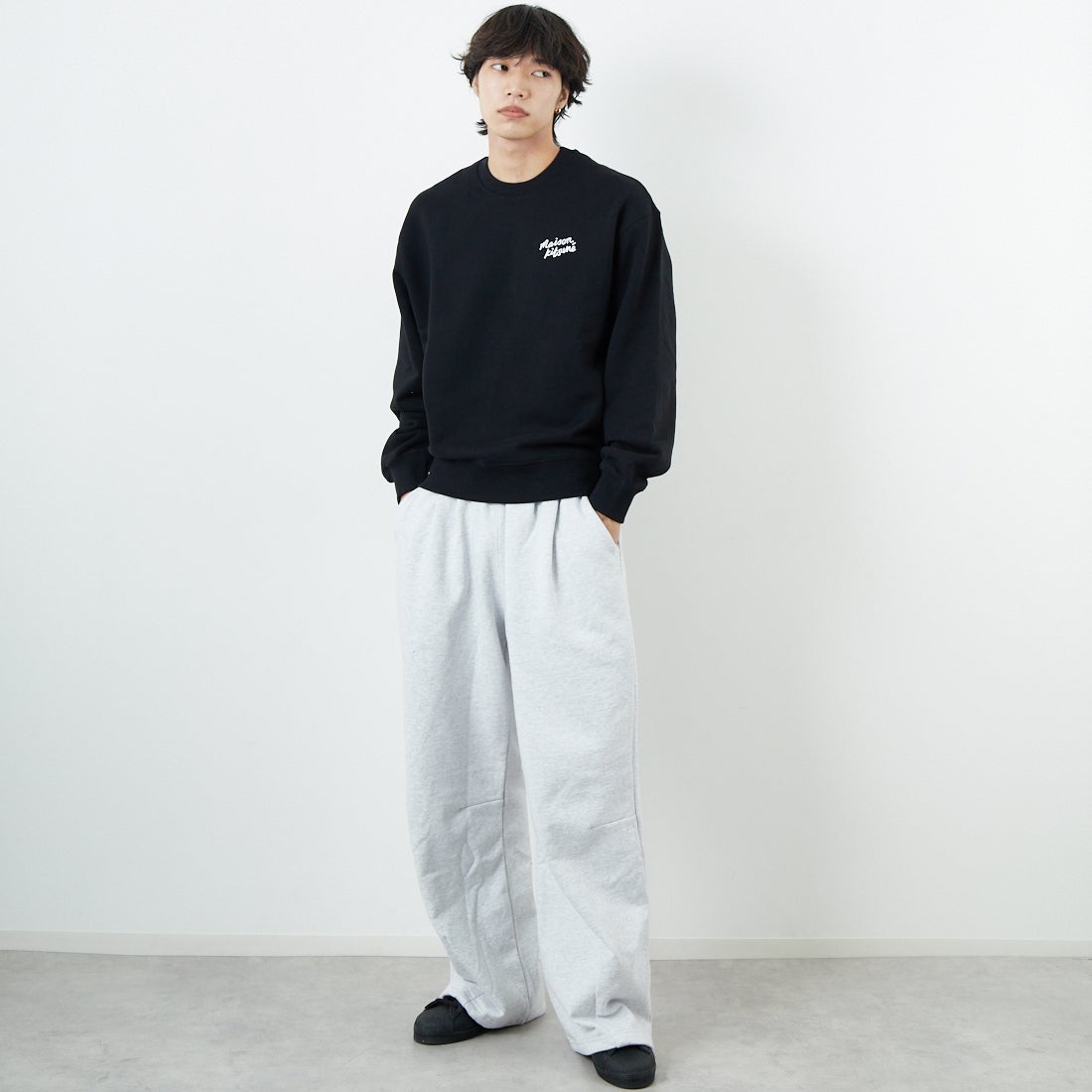 MAISON KITSUNE [メゾン キツネ] ハンドライティング コンフォートスウェット [MM00315KM0341] O197 BK/WH &&モデル身長：179cm 着用サイズ：M&&
