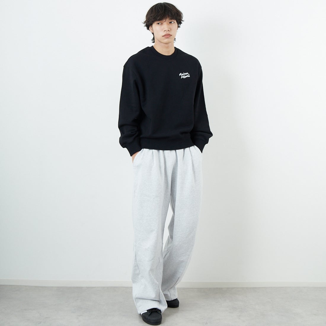 MAISON KITSUNE [メゾン キツネ] ハンドライティング コンフォートスウェット [MM00315KM0341] O197 BK/WH &&モデル身長：179cm 着用サイズ：M&&