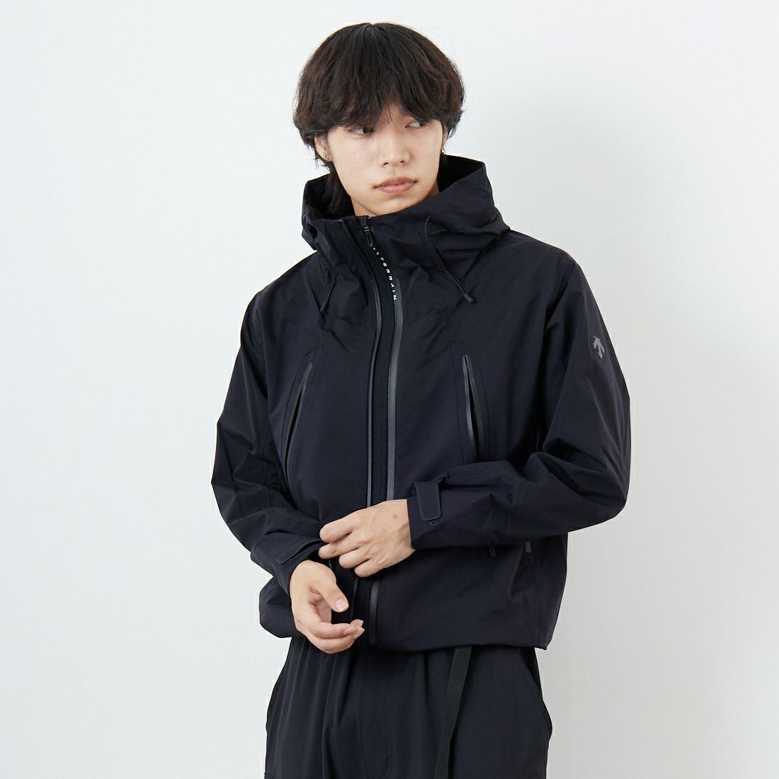 DESCENTE ALLTERRAIN [デサントオルテライン] CREAS ハードシェルジャケット [DU5FWBA2M] BK00 &&モデル身長：179cm 着用サイズ：M&&