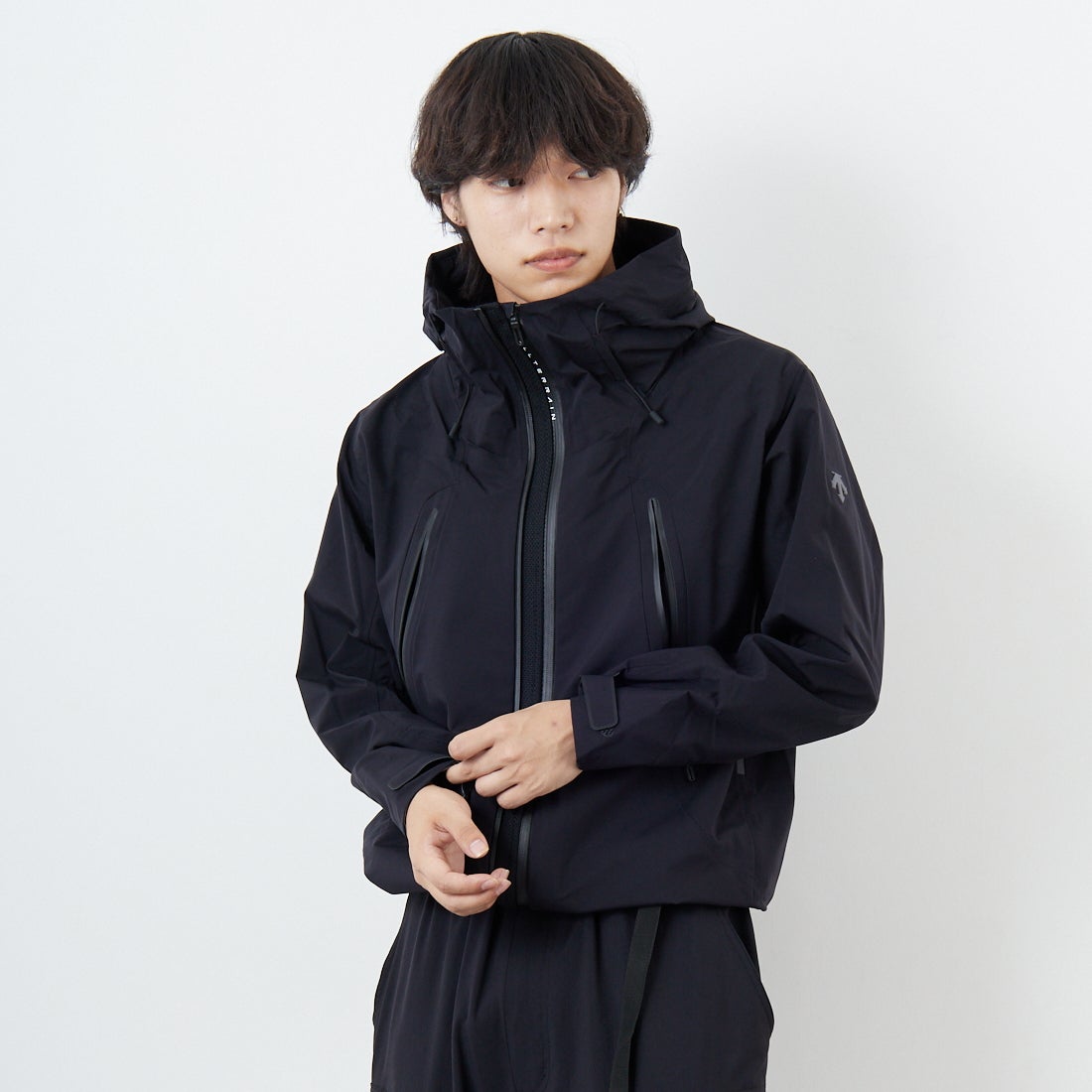 DESCENTE ALLTERRAIN [デサントオルテライン] CREAS ハードシェルジャケット [DU5FWBA2M] BK00 &&モデル身長：179cm 着用サイズ：M&&