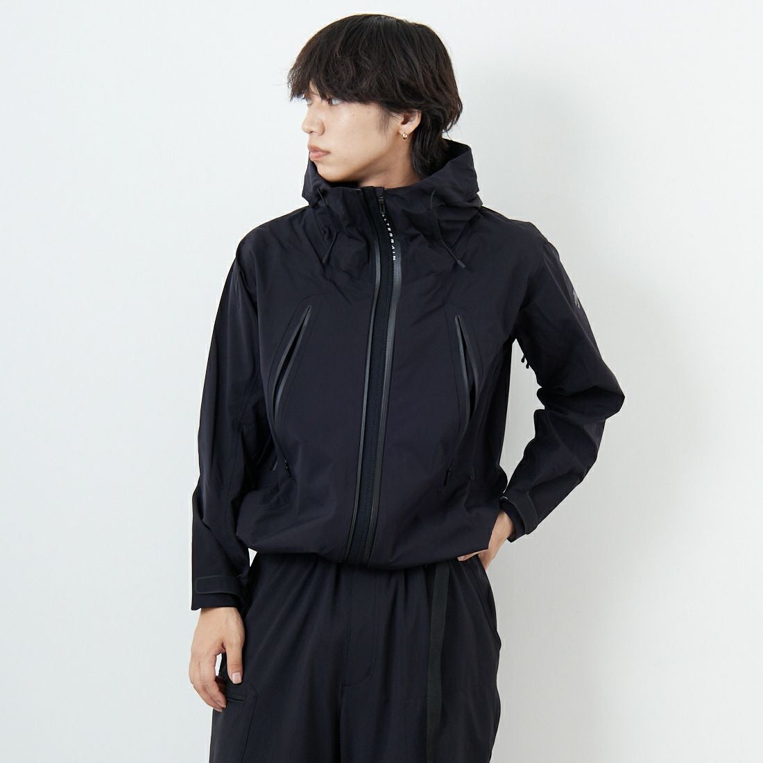 DESCENTE ALLTERRAIN [デサントオルテライン] CREAS ハードシェルジャケット [DU5FWBA2M] BK00 &&モデル身長：179cm 着用サイズ：M&&