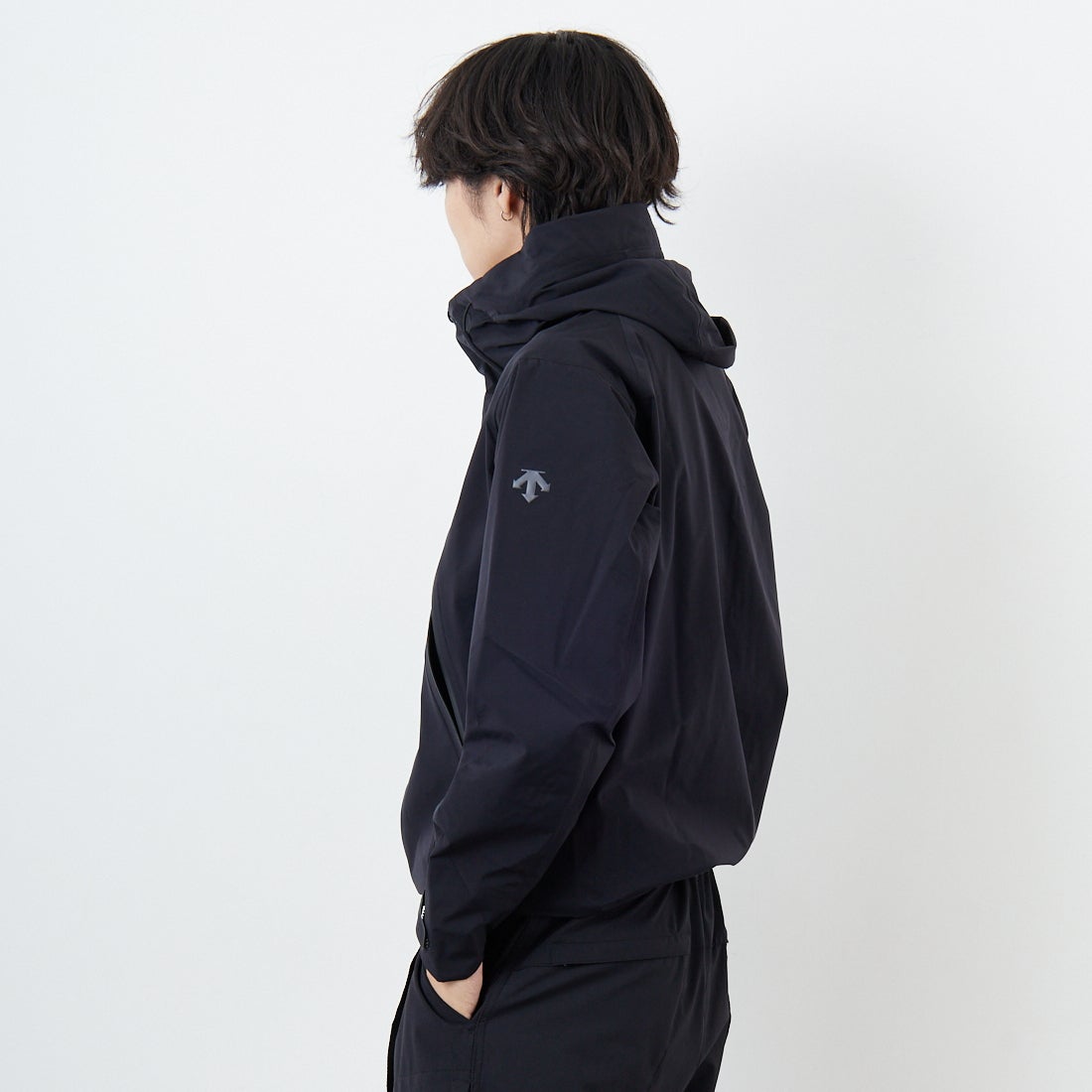 DESCENTE ALLTERRAIN [デサントオルテライン] CREAS ハードシェルジャケット [DU5FWBA2M] BK00 &&モデル身長：179cm 着用サイズ：M&&