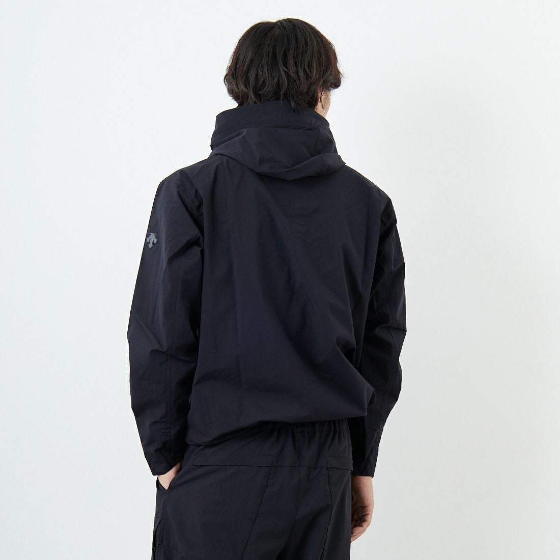 DESCENTE ALLTERRAIN [デサントオルテライン] CREAS ハードシェルジャケット [DU5FWBA2M] BK00 &&モデル身長：179cm 着用サイズ：M&&