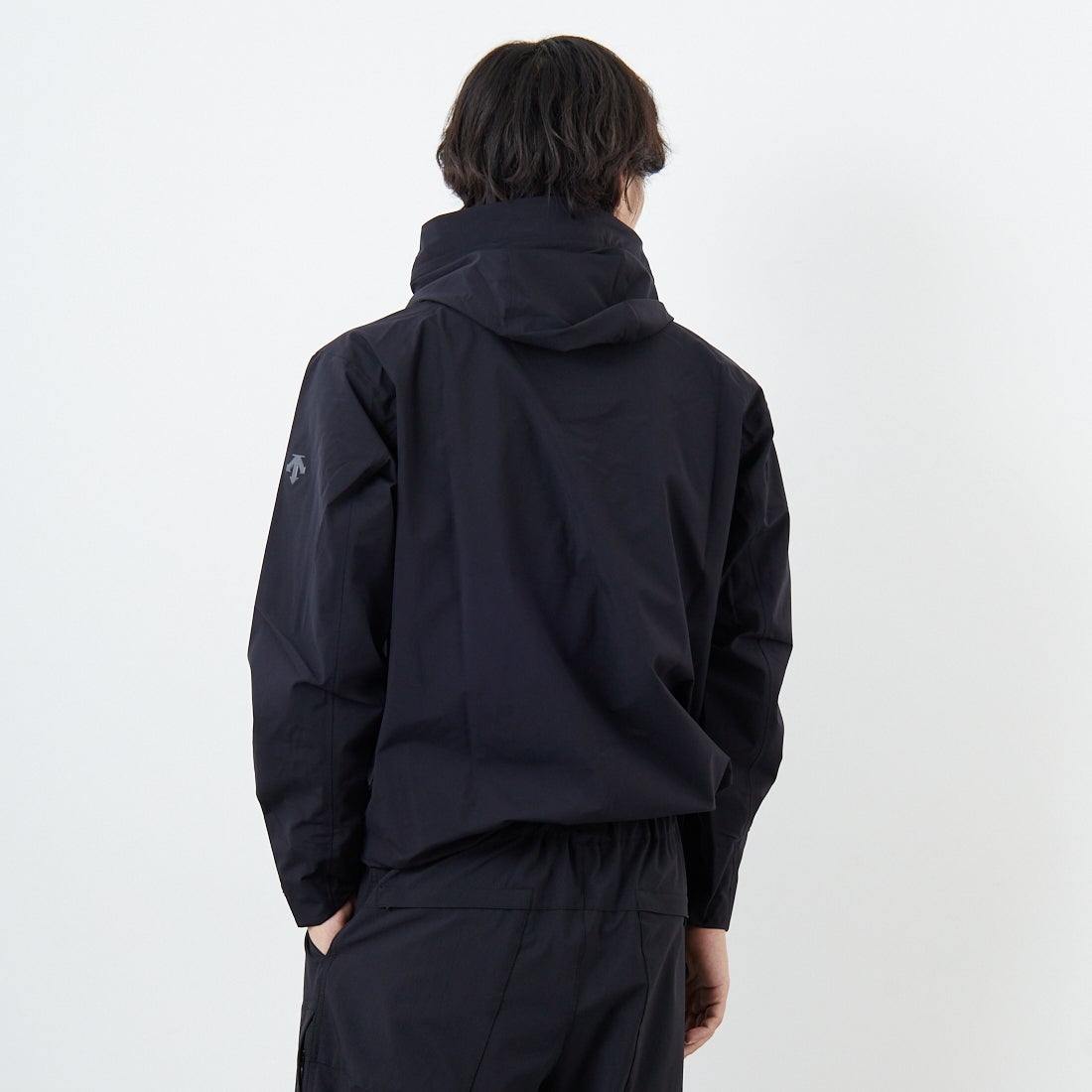 DESCENTE ALLTERRAIN [デサントオルテライン] CREAS ハードシェルジャケット [DU5FWBA2M] BK00 &&モデル身長：179cm 着用サイズ：M&&