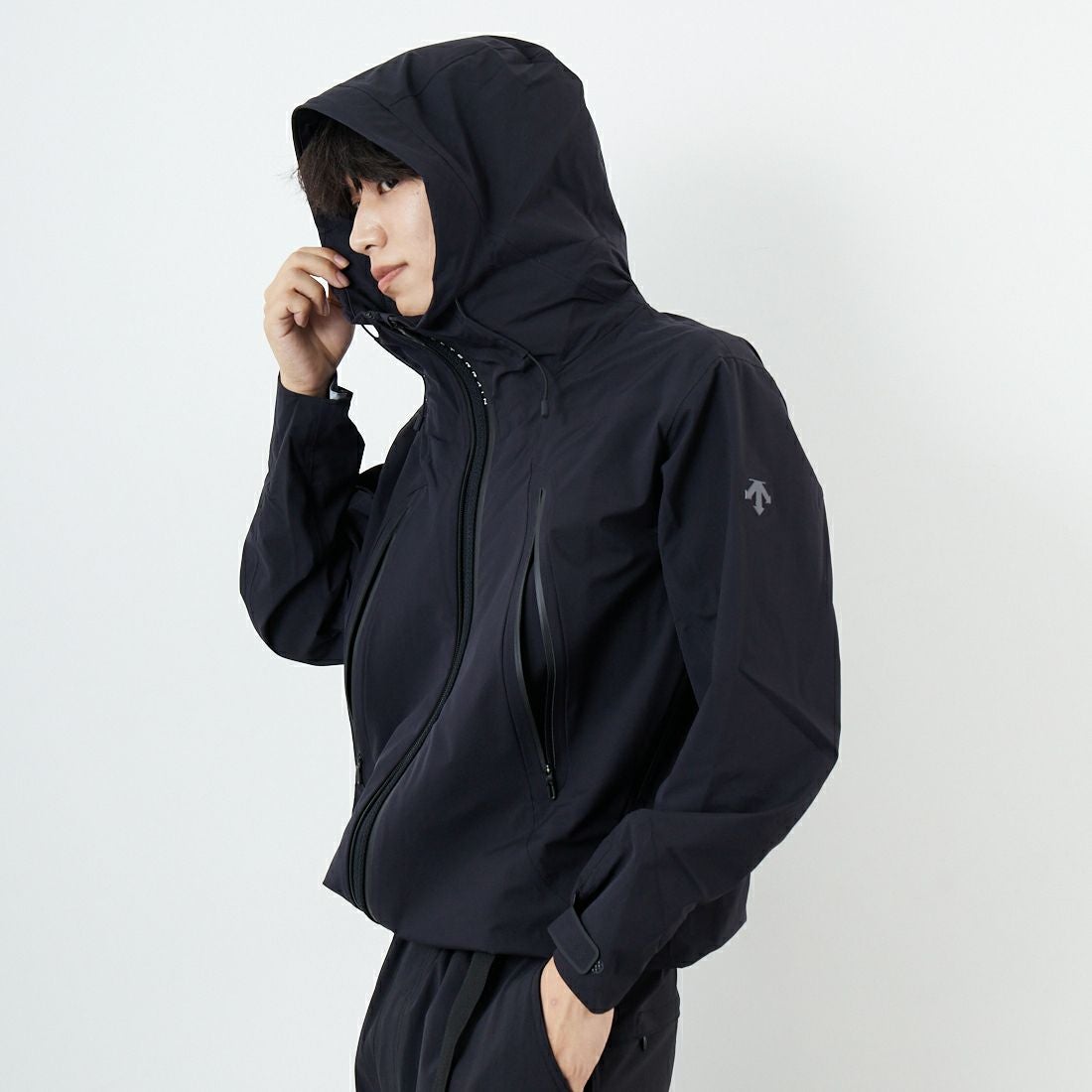 DESCENTE ALLTERRAIN [デサントオルテライン] CREAS ハードシェルジャケット [DU5FWBA2M] BK00 &&モデル身長：179cm 着用サイズ：M&&