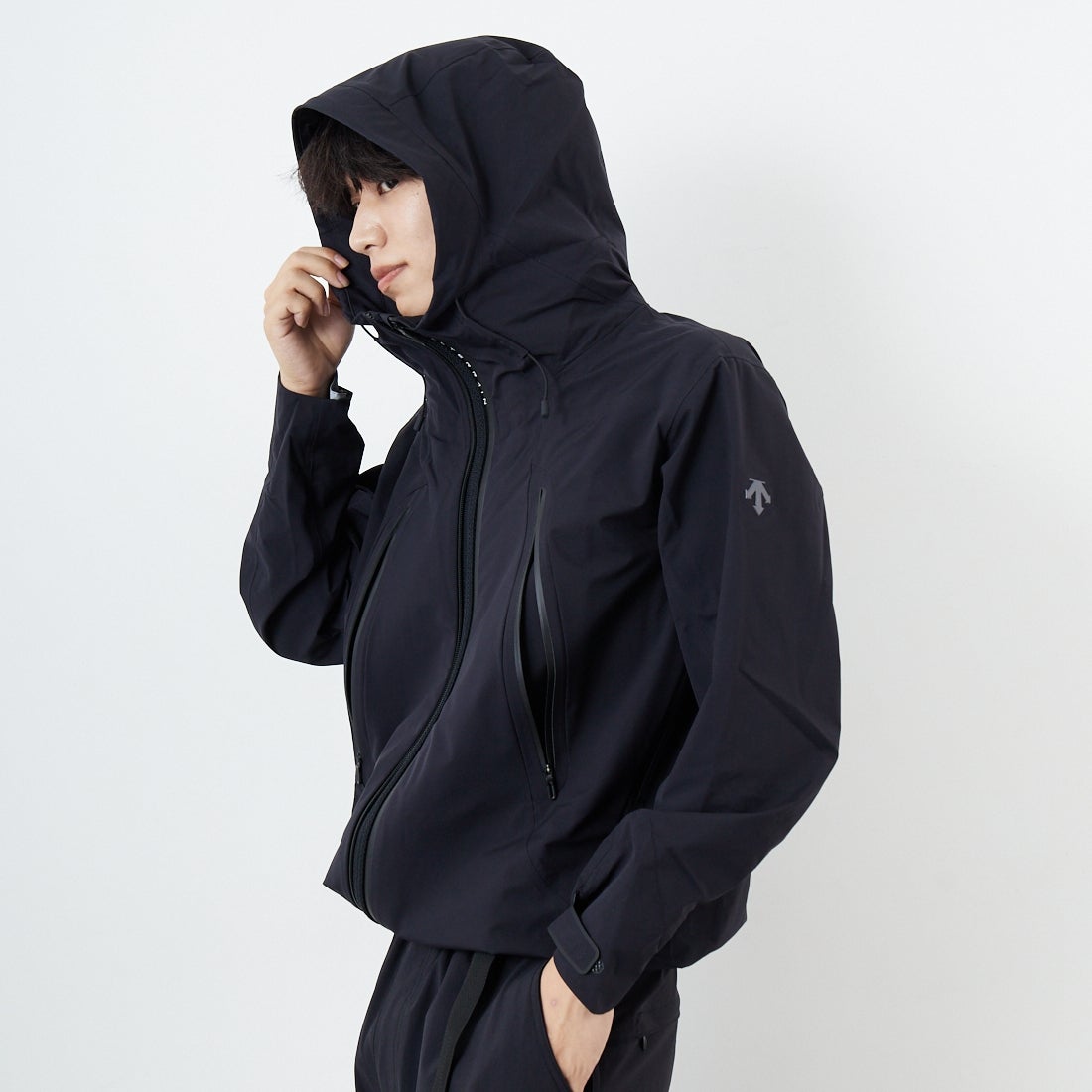 DESCENTE ALLTERRAIN [デサントオルテライン] CREAS ハードシェルジャケット [DU5FWBA2M] BK00 &&モデル身長：179cm 着用サイズ：M&&