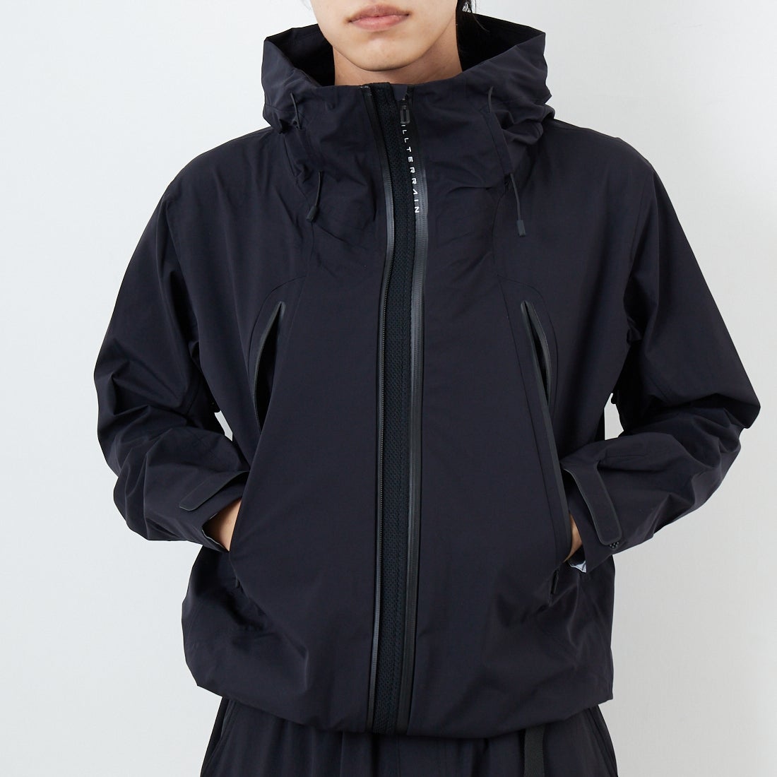 DESCENTE ALLTERRAIN [デサントオルテライン] CREAS ハードシェルジャケット [DU5FWBA2M] BK00 &&モデル身長：179cm 着用サイズ：M&&