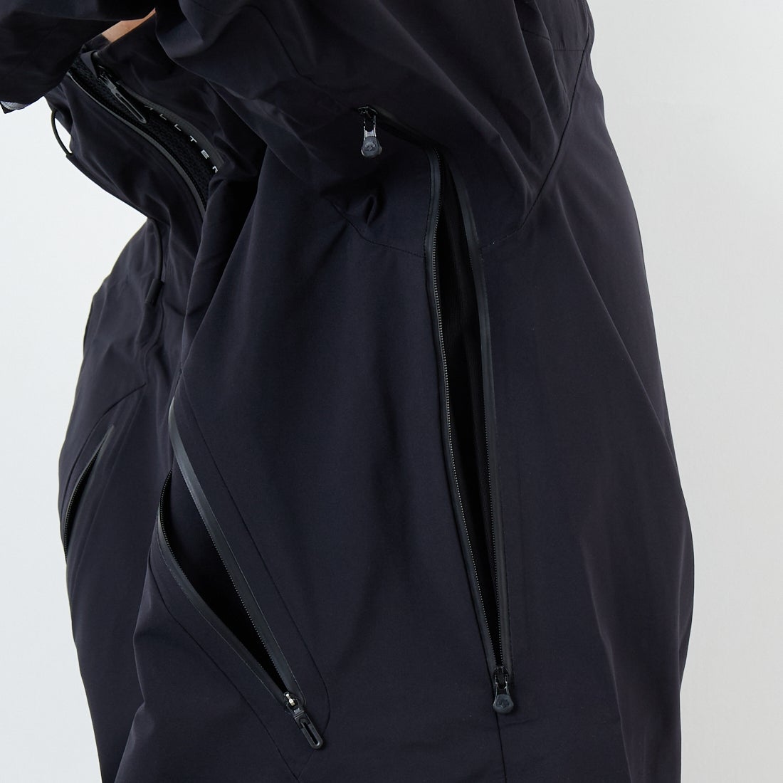 DESCENTE ALLTERRAIN [デサントオルテライン] CREAS ハードシェルジャケット [DU5FWBA2M] BK00 &&モデル身長：179cm 着用サイズ：M&&