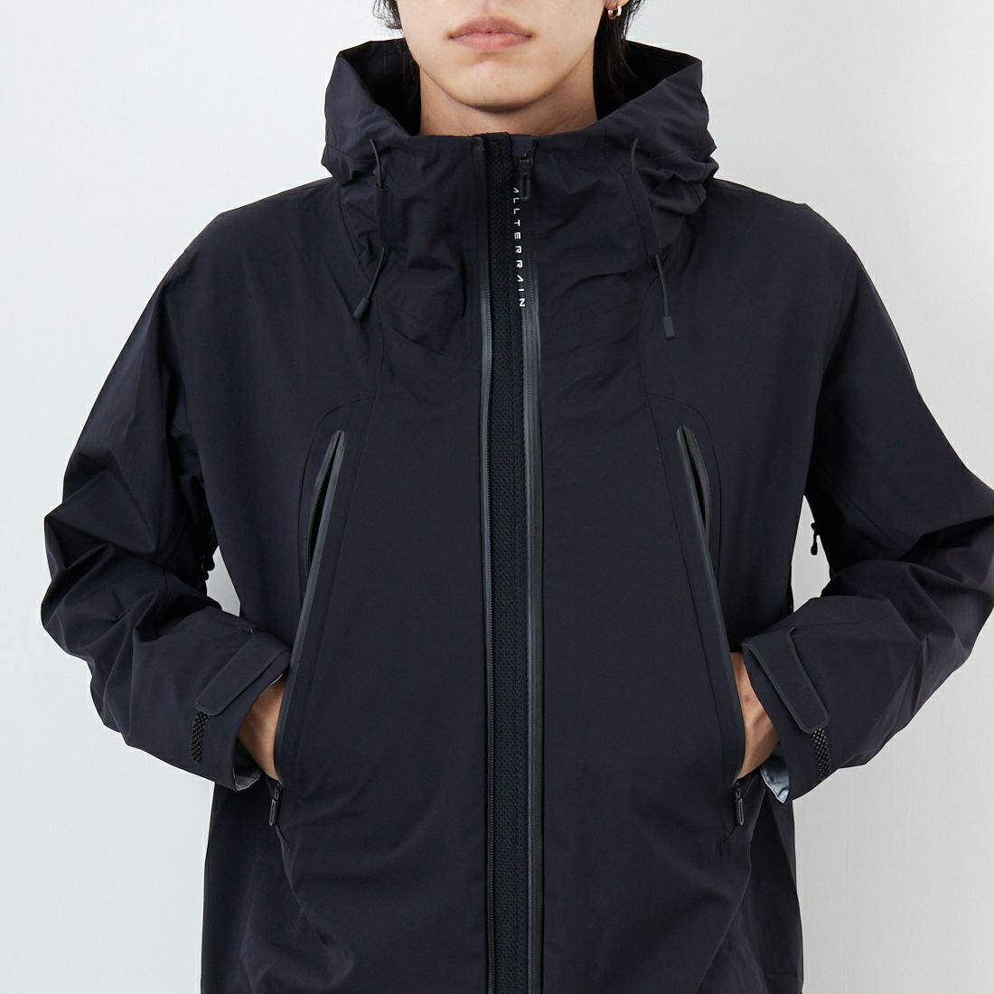 DESCENTE ALLTERRAIN [デサントオルテライン] CREAS ハードシェルジャケット [DU5FWBA2M] BK00 &&モデル身長：179cm 着用サイズ：M&&