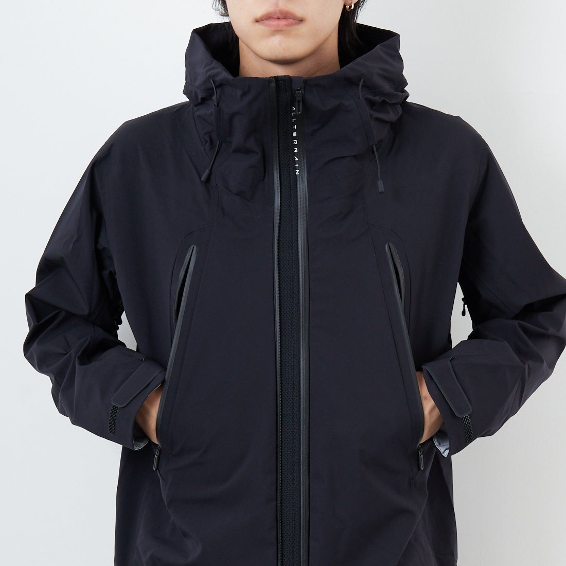 DESCENTE ALLTERRAIN [デサントオルテライン] CREAS ハードシェルジャケット [DU5FWBA2M] BK00 &&モデル身長：179cm 着用サイズ：M&&