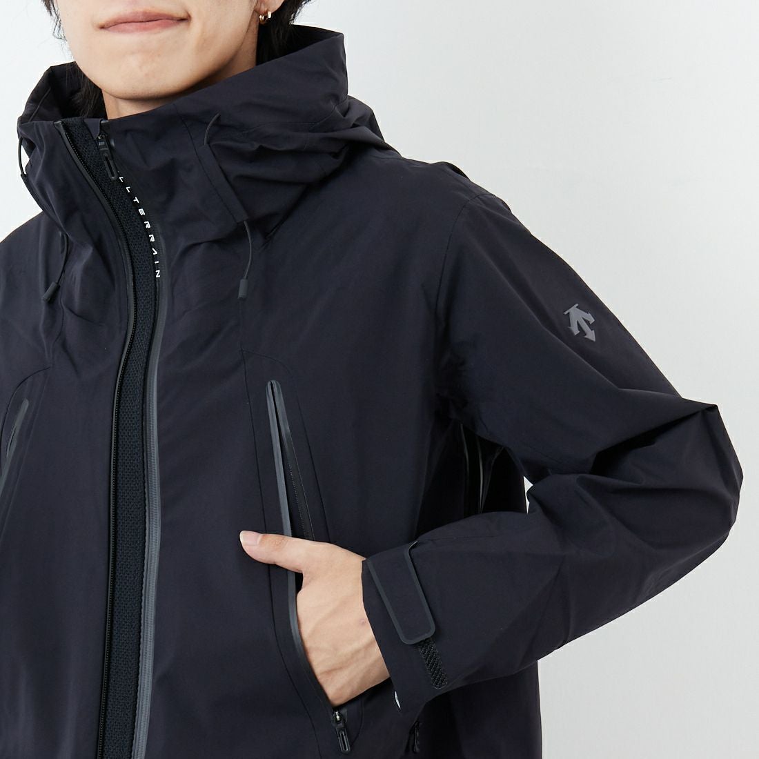 DESCENTE ALLTERRAIN [デサントオルテライン] CREAS ハードシェルジャケット [DU5FWBA2M] BK00 &&モデル身長：179cm 着用サイズ：M&&