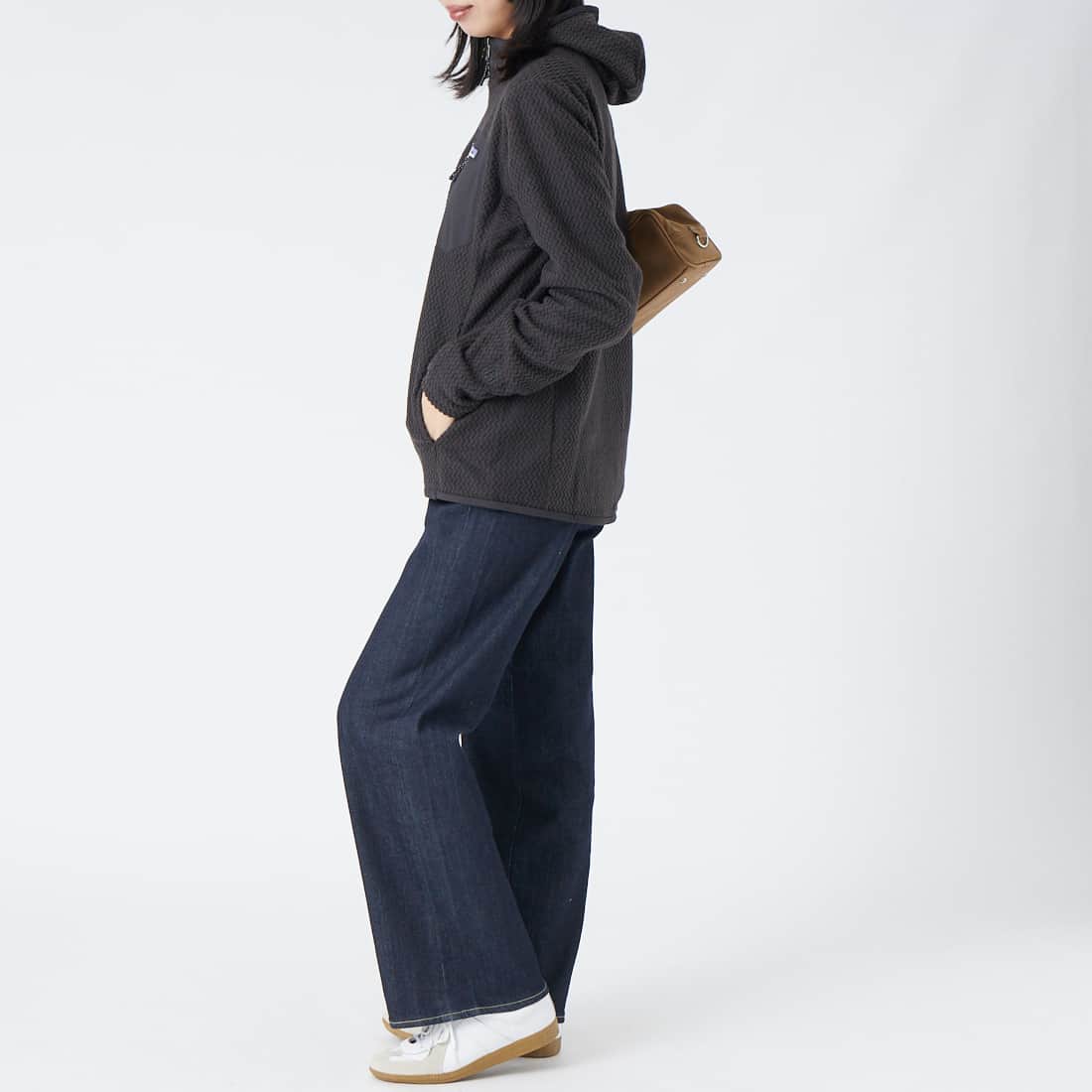 patagonia [パタゴニア] キッズ R1 エア フルジップ フーディ [64810] BLK　&&モデル身長：162cm 着用サイズ：KID-XXL&&