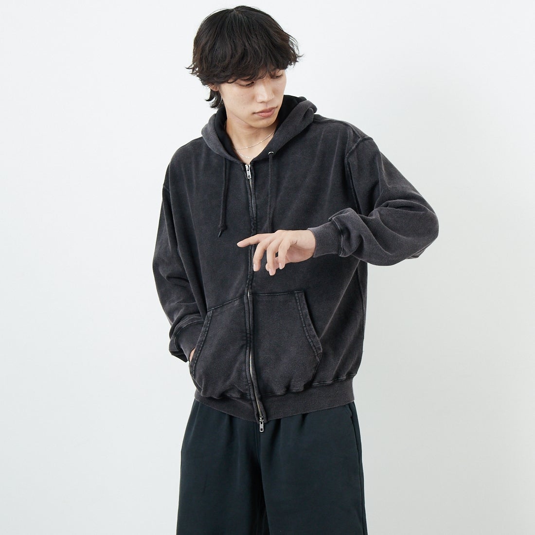 Jeans Factory Clothes [ジーンズファクトリークローズ] T/C ケミカル加工 裏毛ジップパーカー [2523-467IN] BLACK &&モデル身長：179cm 着用サイズ：M&&