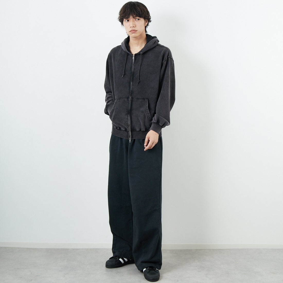 Jeans Factory Clothes [ジーンズファクトリークローズ] T/C ケミカル加工 裏毛ジップパーカー [2523-467IN] BLACK &&モデル身長：179cm 着用サイズ：M&&