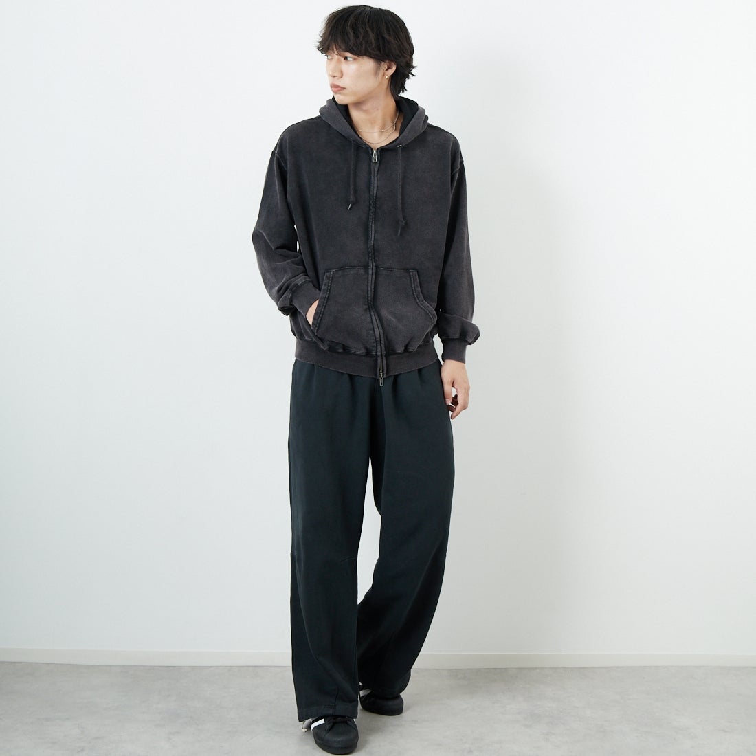 Jeans Factory Clothes [ジーンズファクトリークローズ] T/C ケミカル加工 裏毛ジップパーカー [2523-467IN] BLACK &&モデル身長：179cm 着用サイズ：M&&