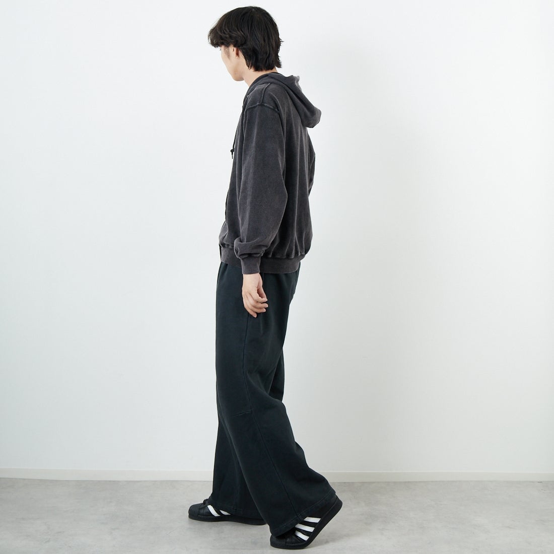Jeans Factory Clothes [ジーンズファクトリークローズ] T/C ケミカル加工 裏毛ジップパーカー [2523-467IN] BLACK &&モデル身長：179cm 着用サイズ：M&&