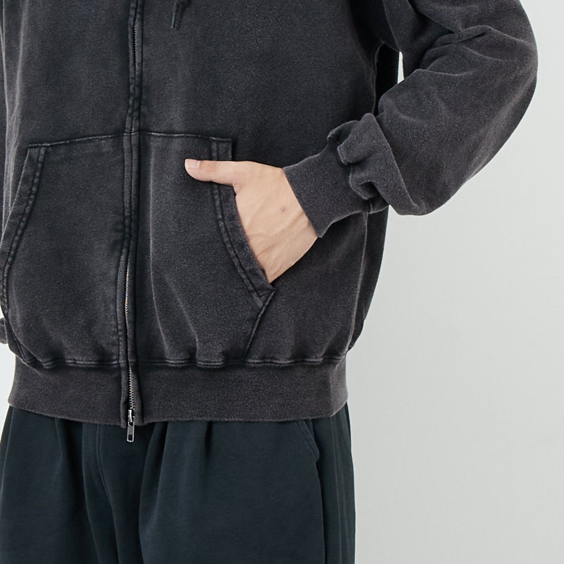 Jeans Factory Clothes [ジーンズファクトリークローズ] T/C ケミカル加工 裏毛ジップパーカー [2523-467IN] BLACK &&モデル身長：179cm 着用サイズ：M&&