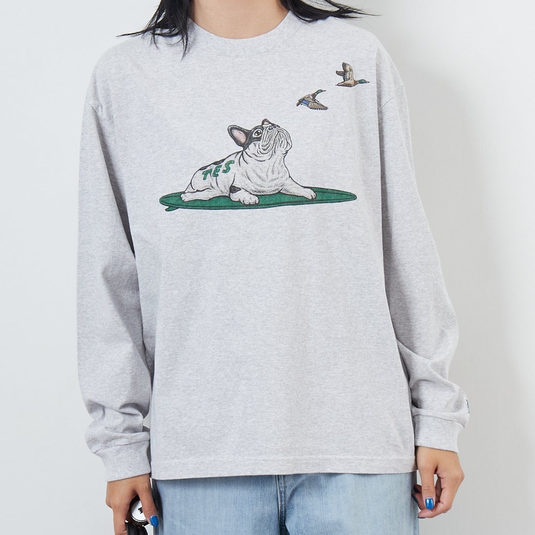 The Endless Summer [エンドレスサマー] 4カラーロゴプリント ロングスリーブTシャツ [FH-25774326] 03 MIX GRY &&モデル身長：167cm 着用サイズ：S&&