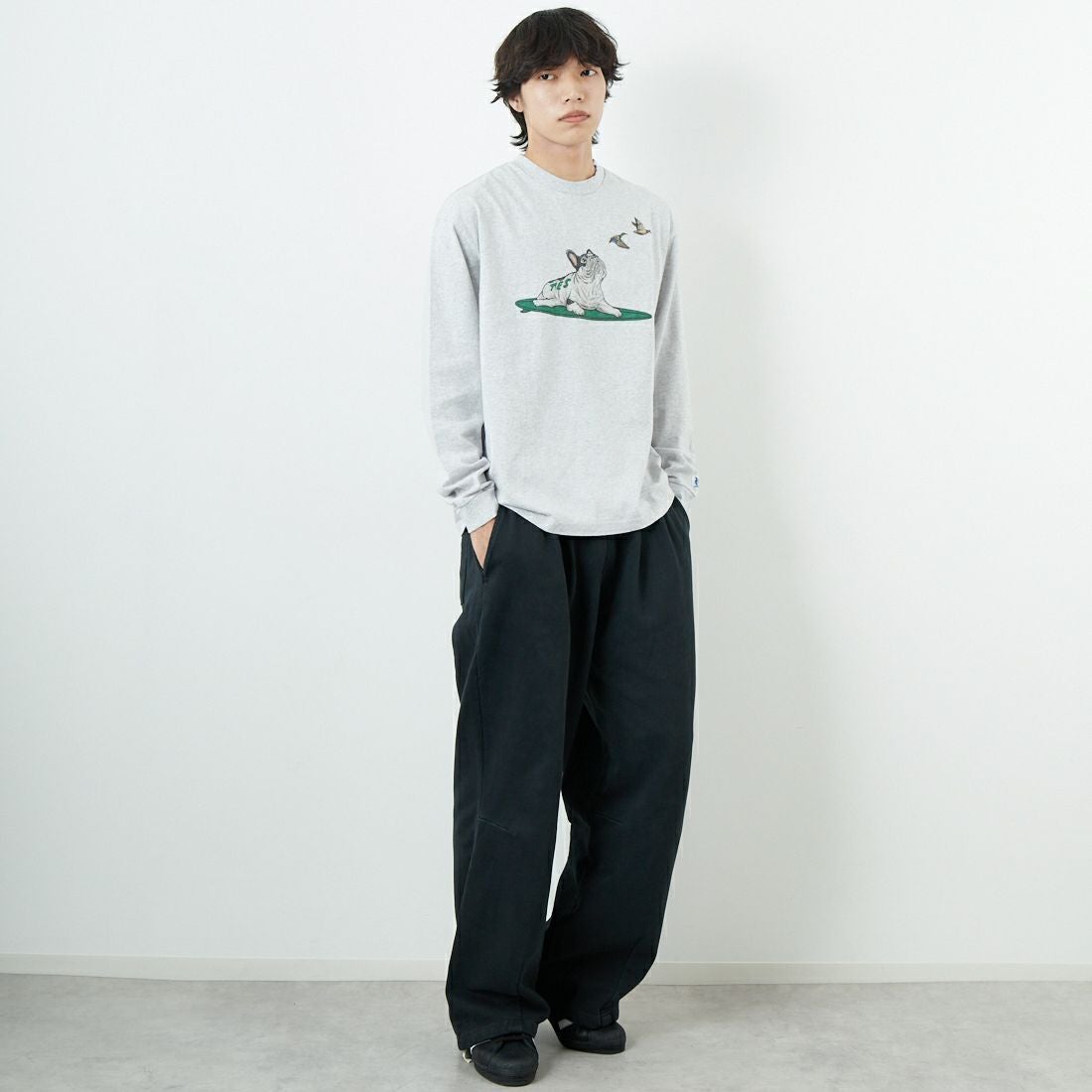 The Endless Summer [エンドレスサマー] 4カラーロゴプリント ロングスリーブTシャツ [FH-25774326] 03 MIX GRY &&モデル身長：179cm 着用サイズ：M&&