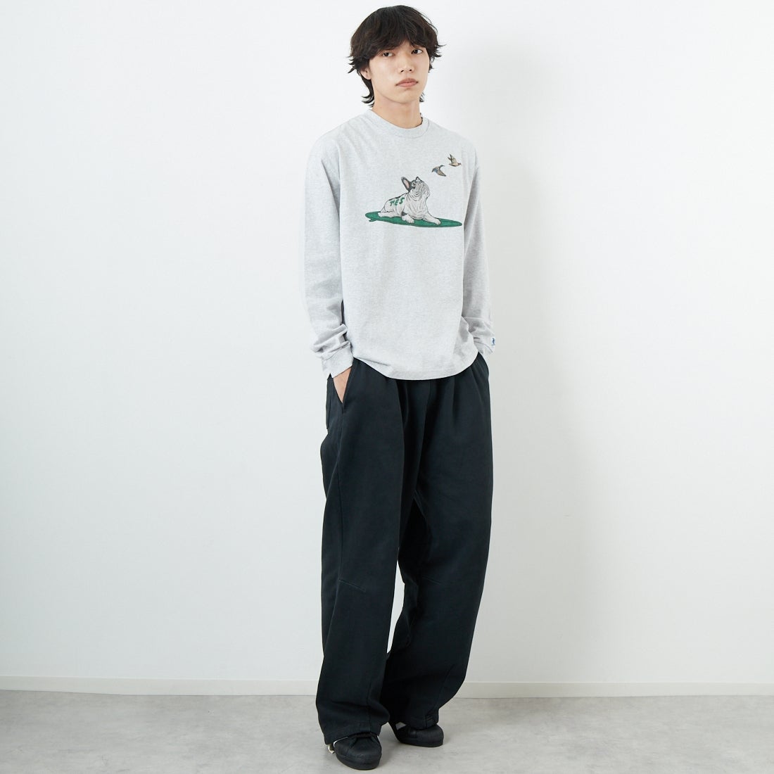 The Endless Summer [エンドレスサマー] 4カラーロゴプリント ロングスリーブTシャツ [FH-25774326] 03 MIX GRY &&モデル身長：179cm 着用サイズ：M&&