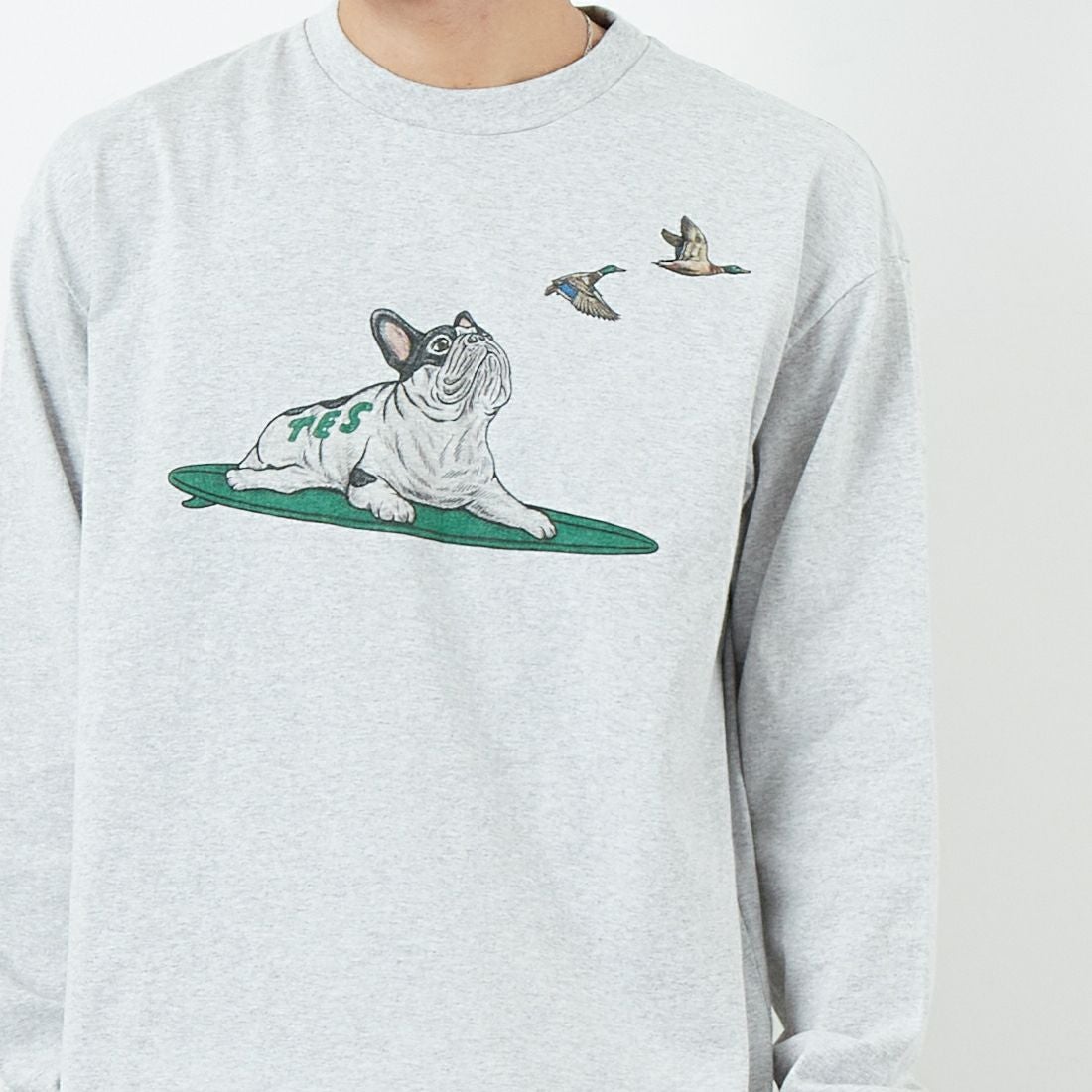 The Endless Summer [エンドレスサマー] 4カラーロゴプリント ロングスリーブTシャツ [FH-25774326] 03 MIX GRY &&モデル身長：179cm 着用サイズ：M&&