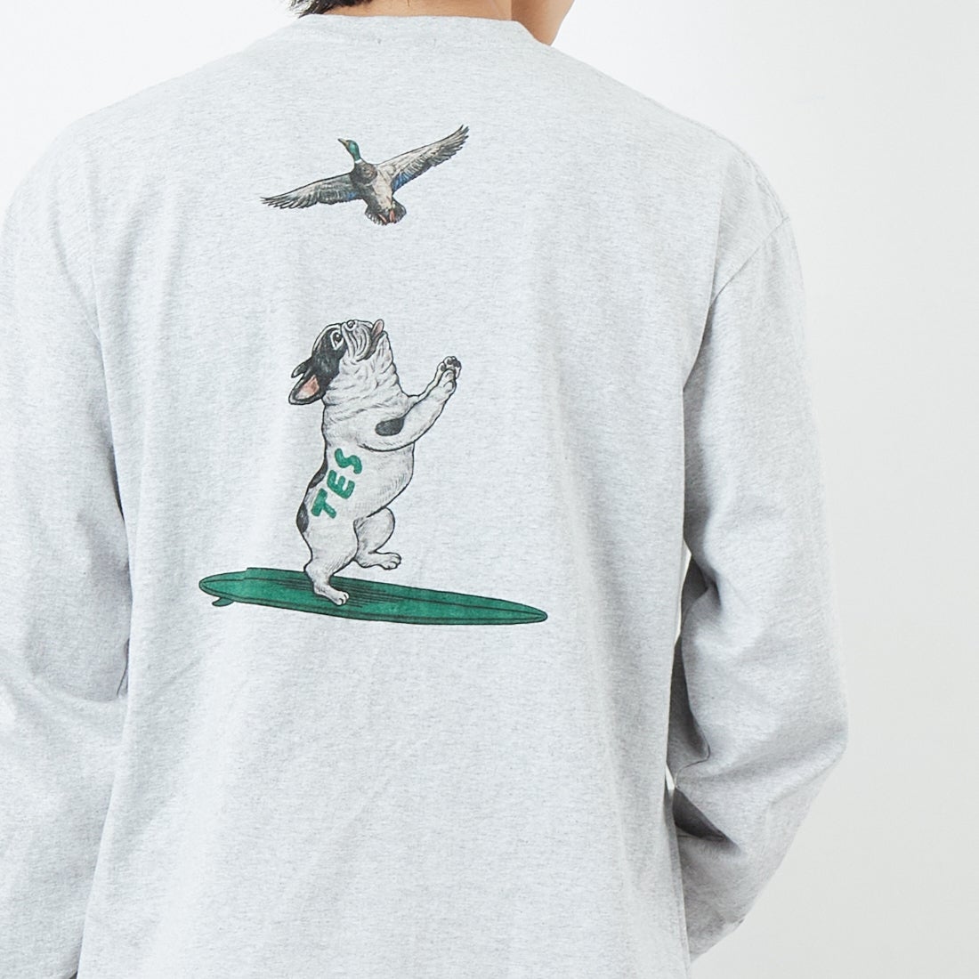 The Endless Summer [エンドレスサマー] 4カラーロゴプリント ロングスリーブTシャツ [FH-25774326] 03 MIX GRY &&モデル身長：179cm 着用サイズ：M&&