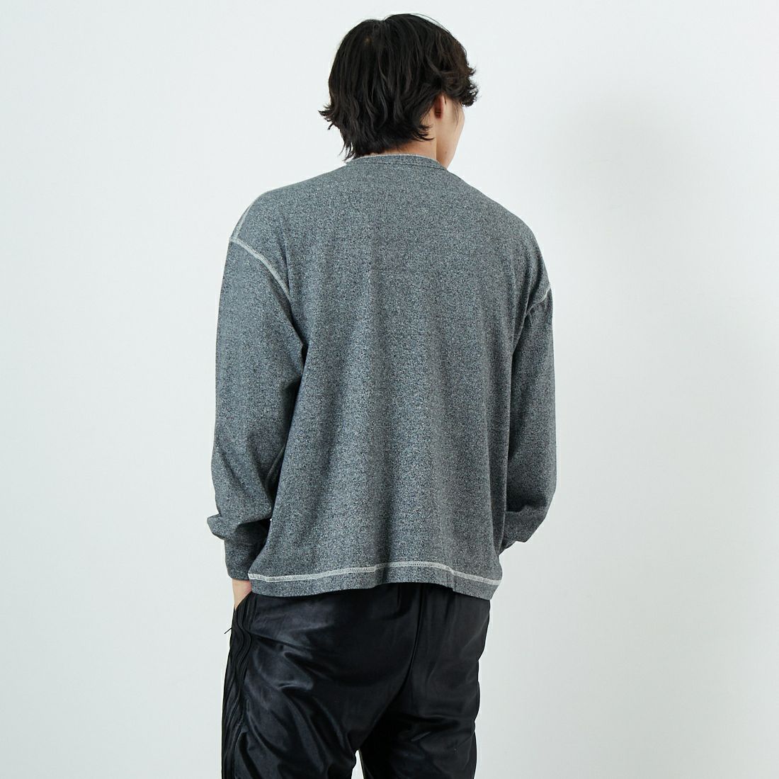 Health knit [ヘルスニット] ヘンリーネック ロングスリーブTシャツ [HR25F-M159] H.CHARCOAL &&モデル身長：179cm 着用サイズ：M&&