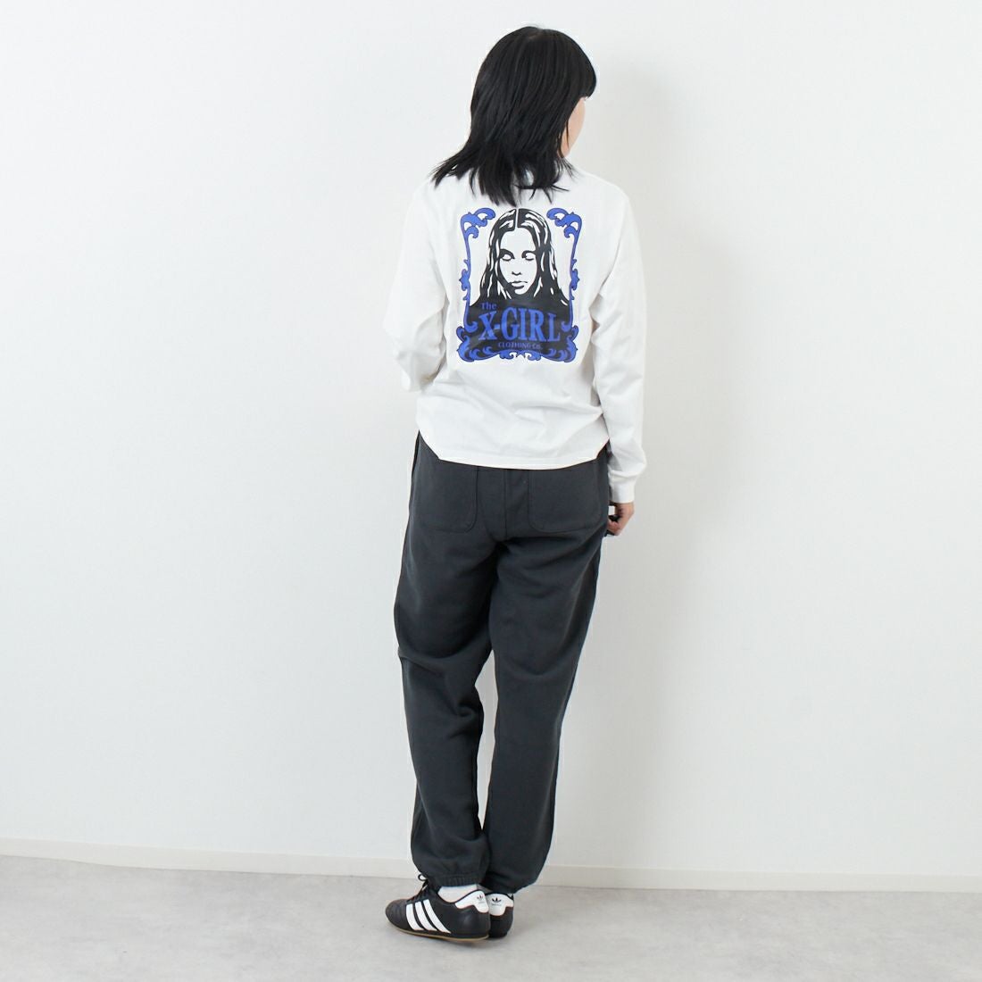X-girl [エックスガール] オーナメントフェイス ロングスリーブTシャツ [105253011015] WHITE &&モデル身長：167cm 着用サイズ：M&&